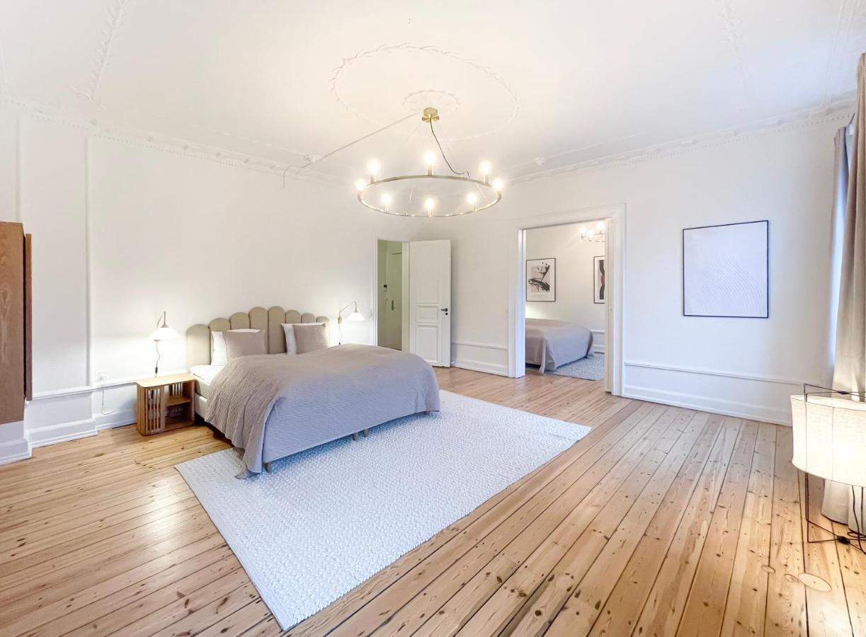 Apartment Large & Modern 4 Bedroom Flat *