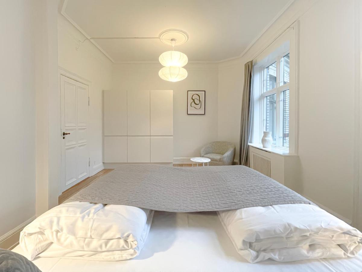 Large & Modern 4 Bedroom Flat Apartment *