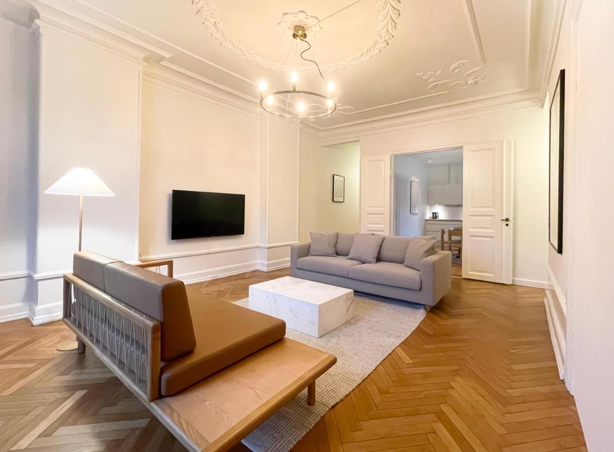 Large & Modern 4 Bedroom Flat Apartment *