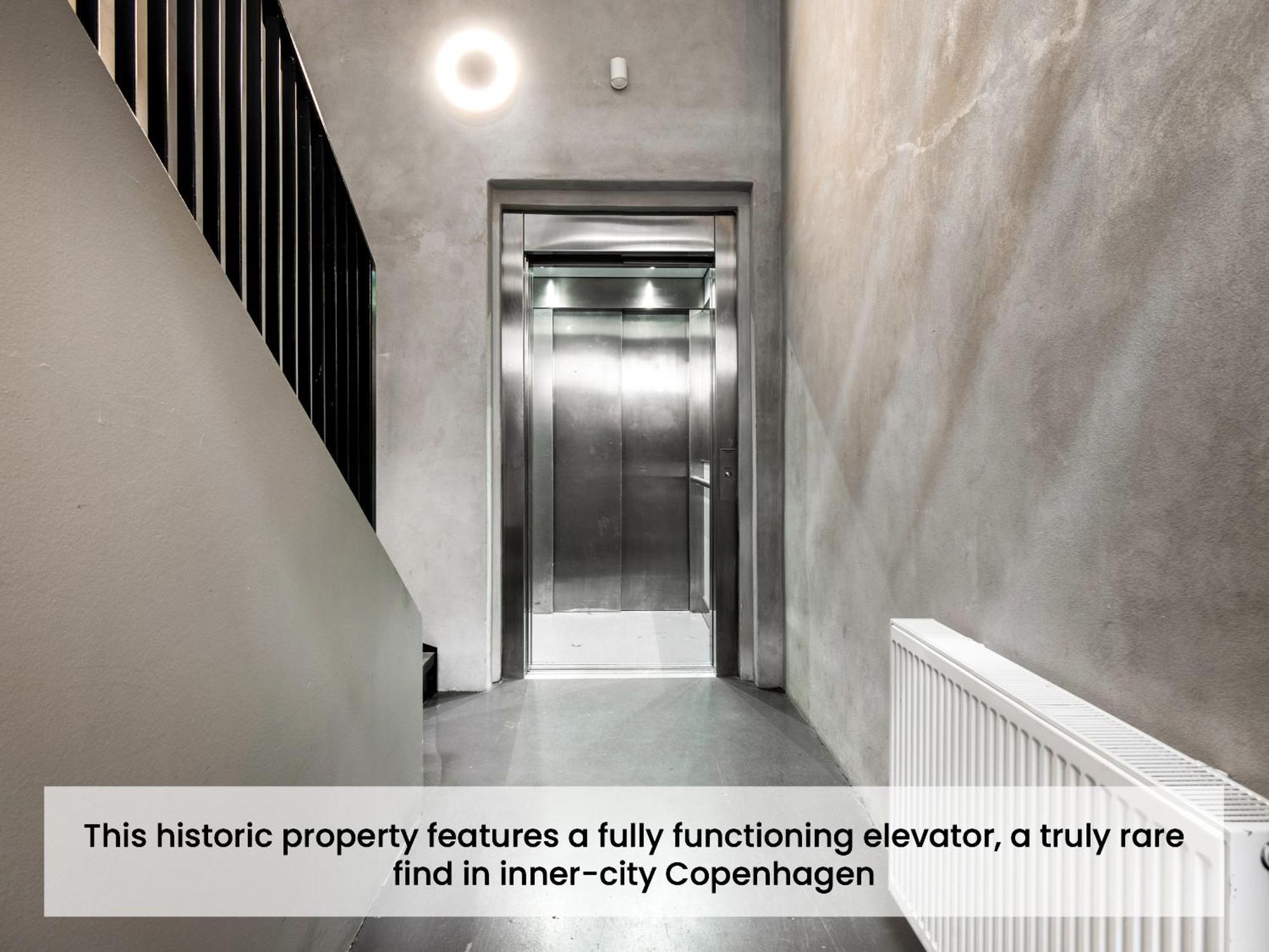 Sanders Leaves - Precious Two-bedroom Penthouse In Downtown