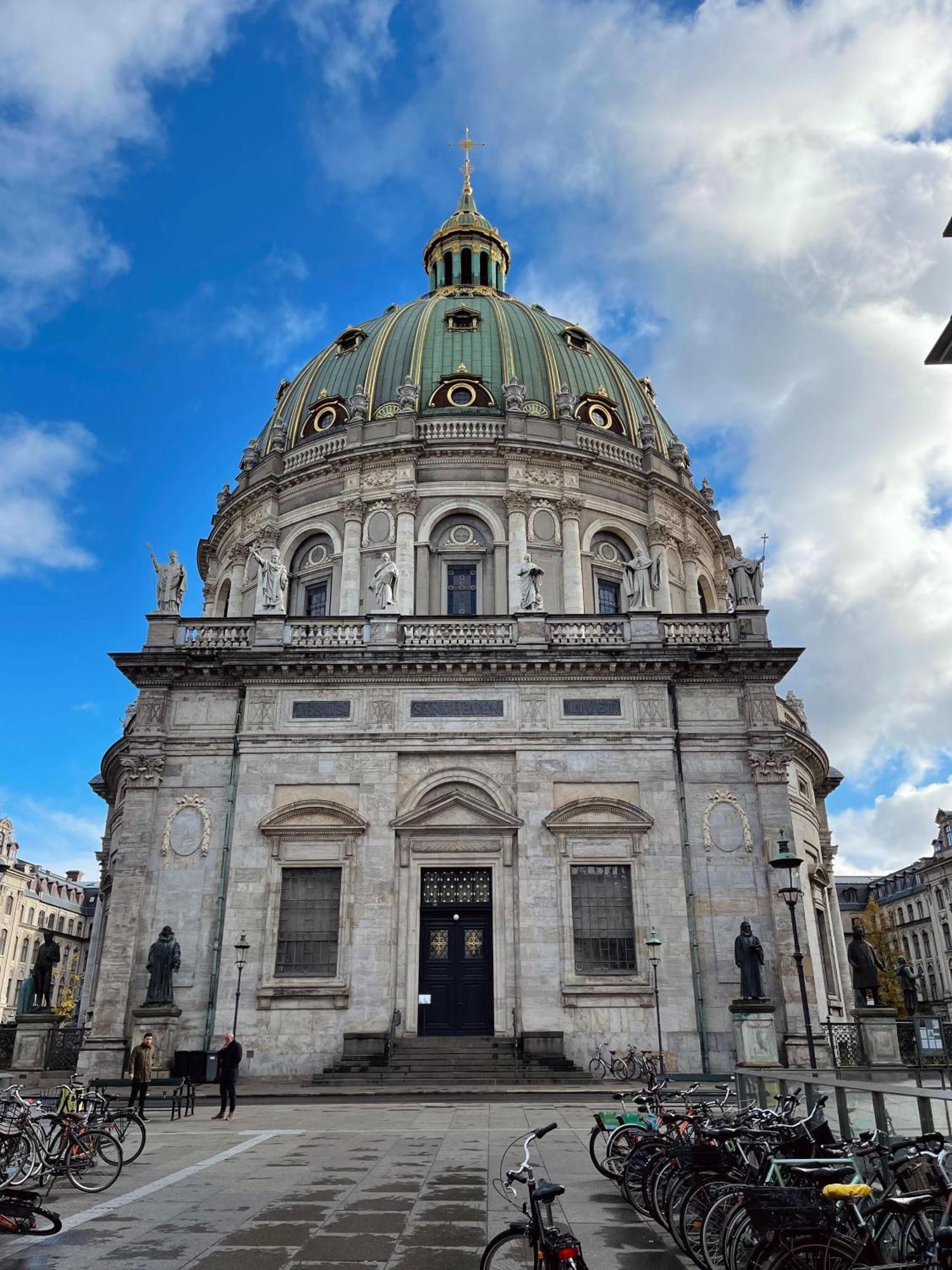 Beautiful 3 Bedroom Flat Next To The Marble Church Apartment *