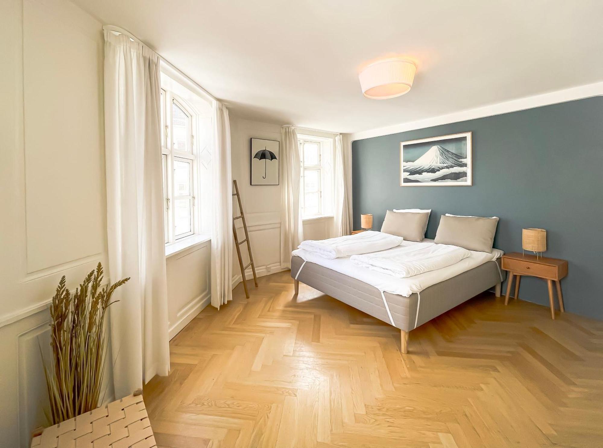 Large Flat With 4 Bedrooms In Appartement *