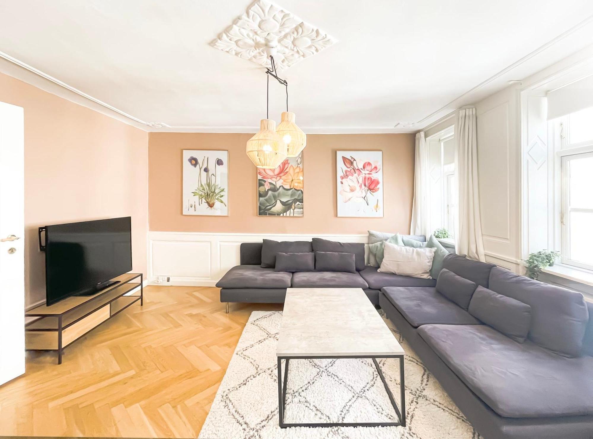 Large Flat With 4 Bedrooms In Appartement