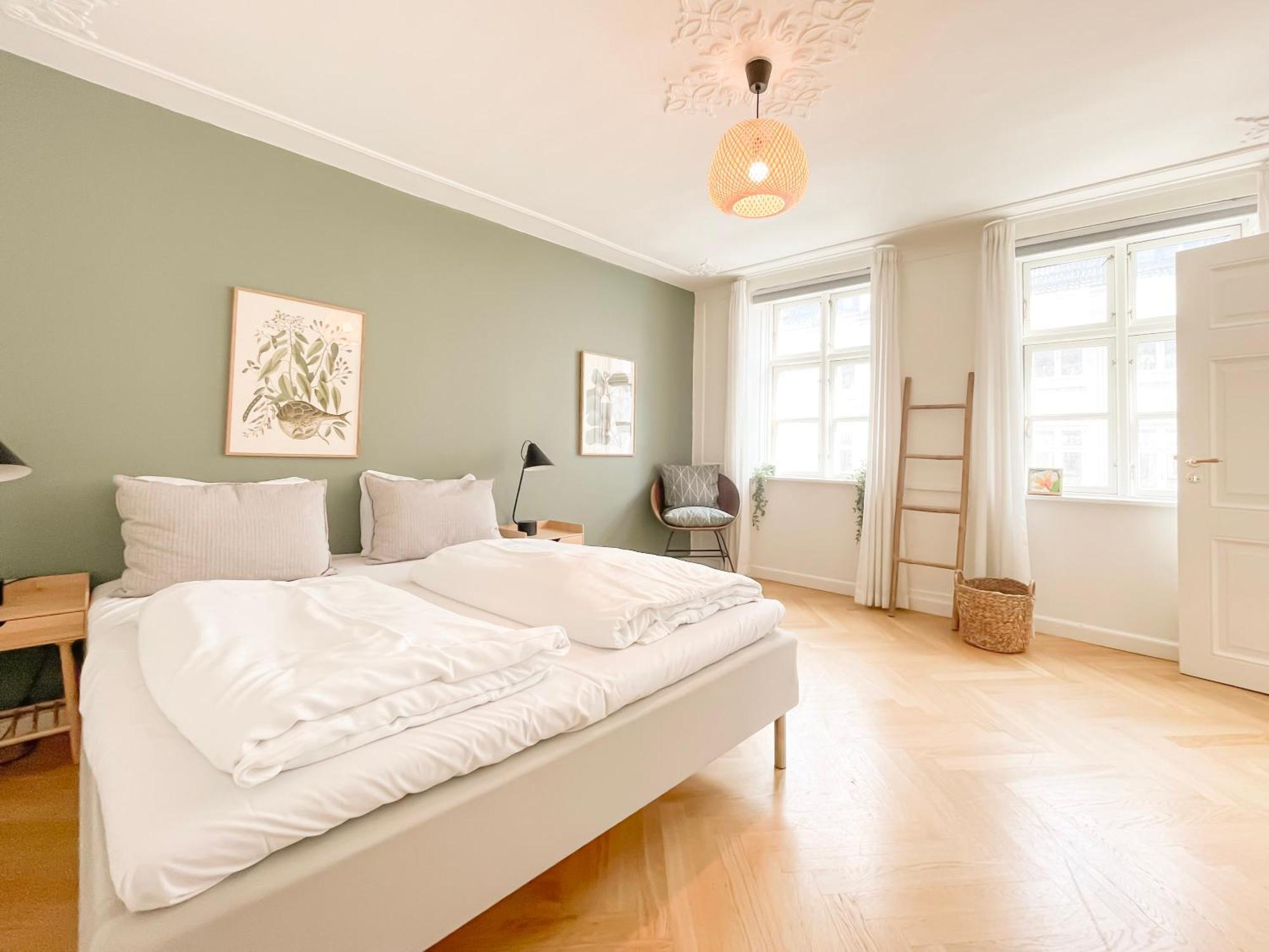 Large Flat With 4 Bedrooms In *