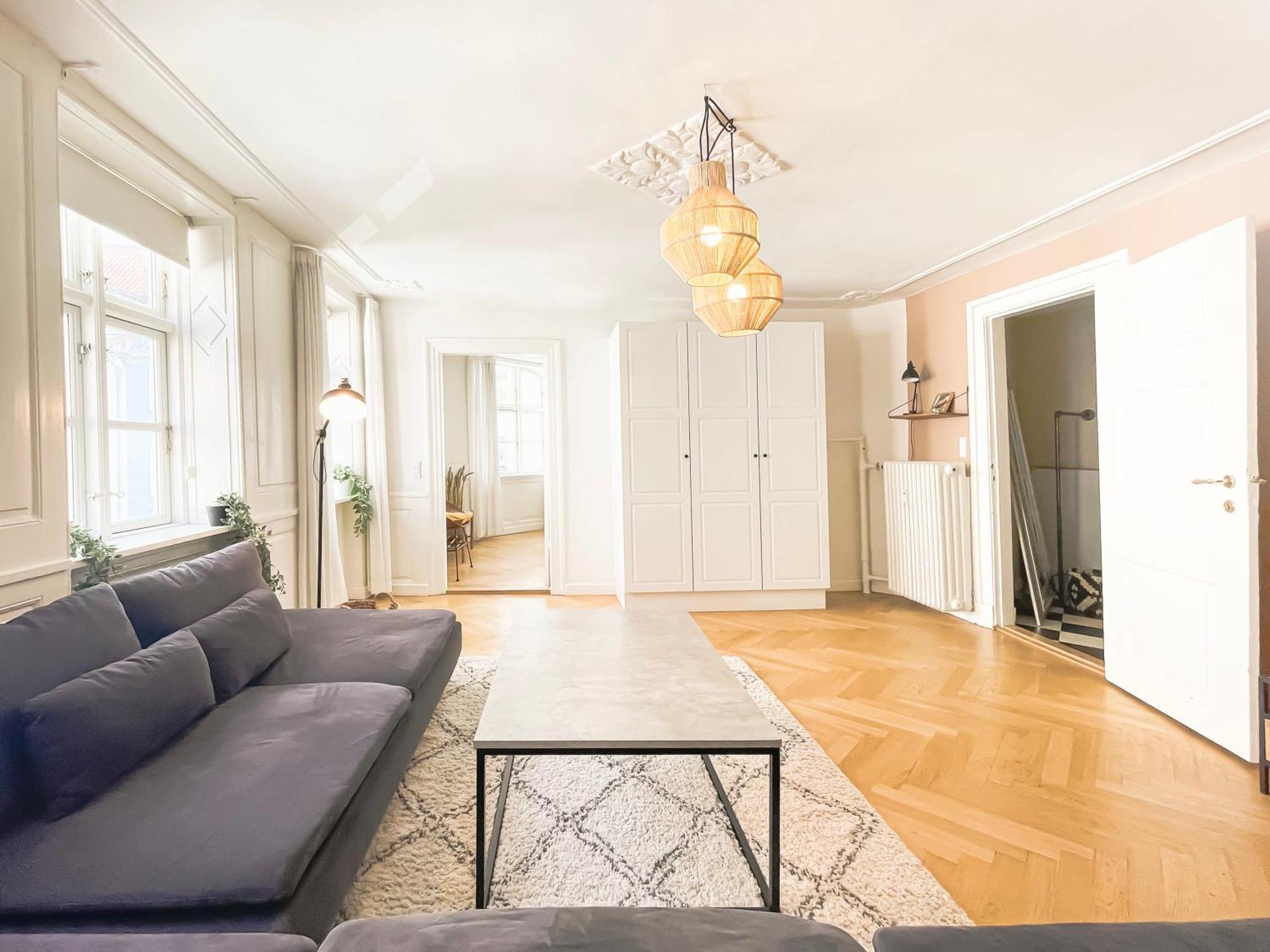 Large Flat With 4 Bedrooms In Appartement *