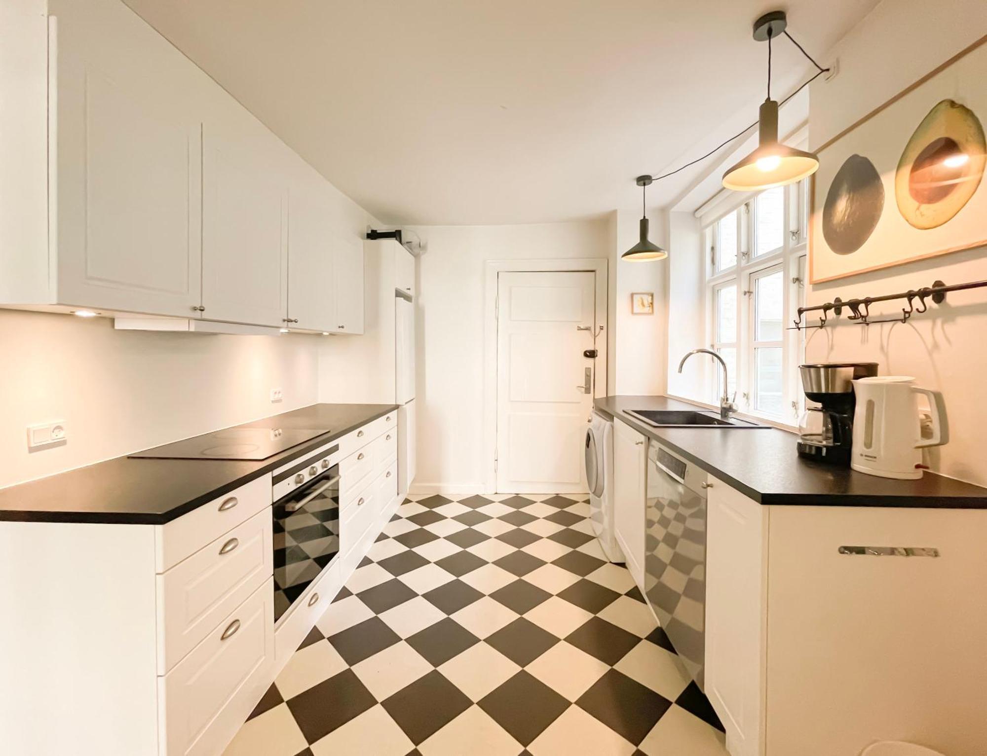 Large Flat With 4 Bedrooms In Appartement