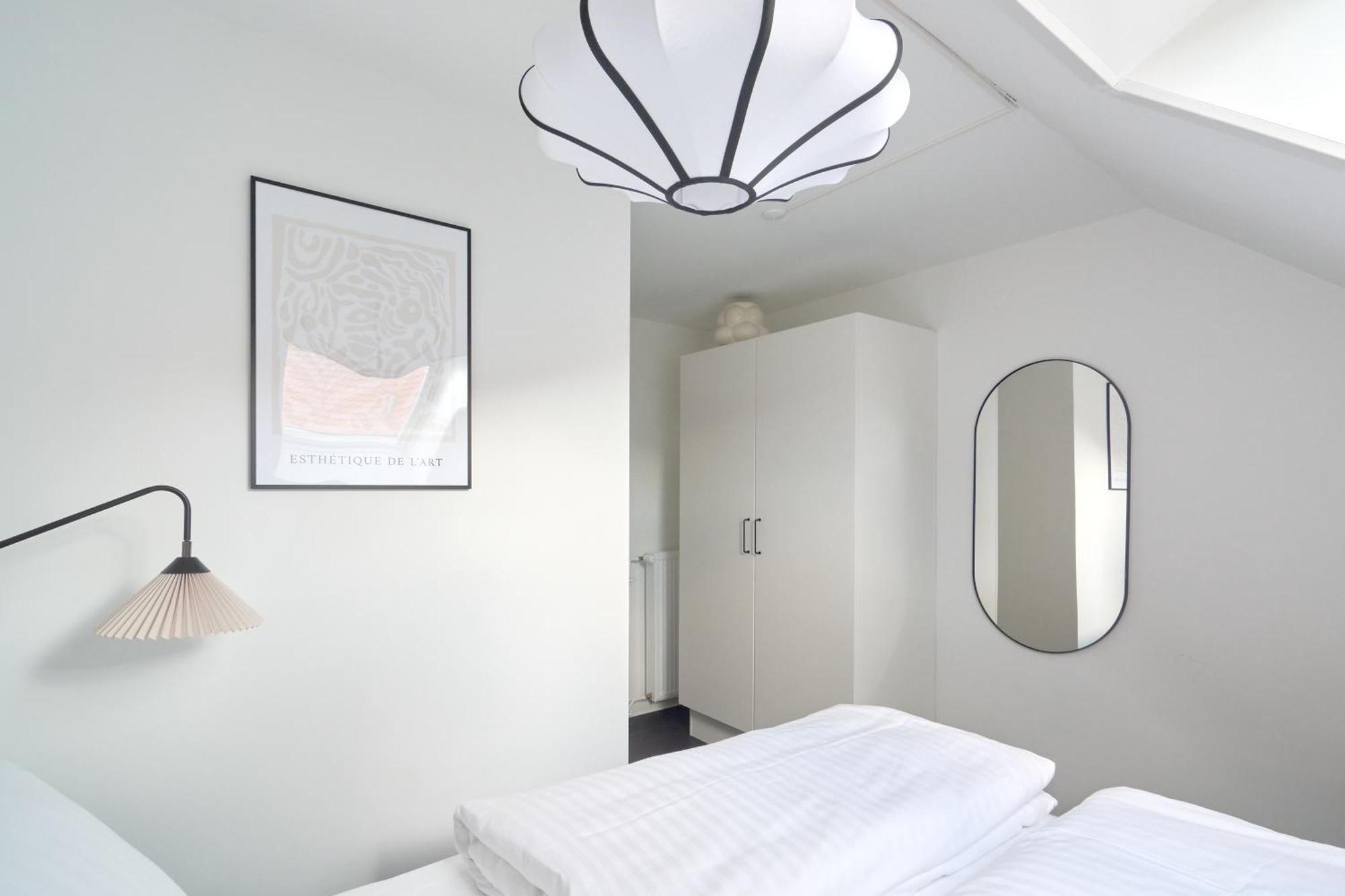 Beautiful 3 Bedroom Flat Near Shopping & Metro *