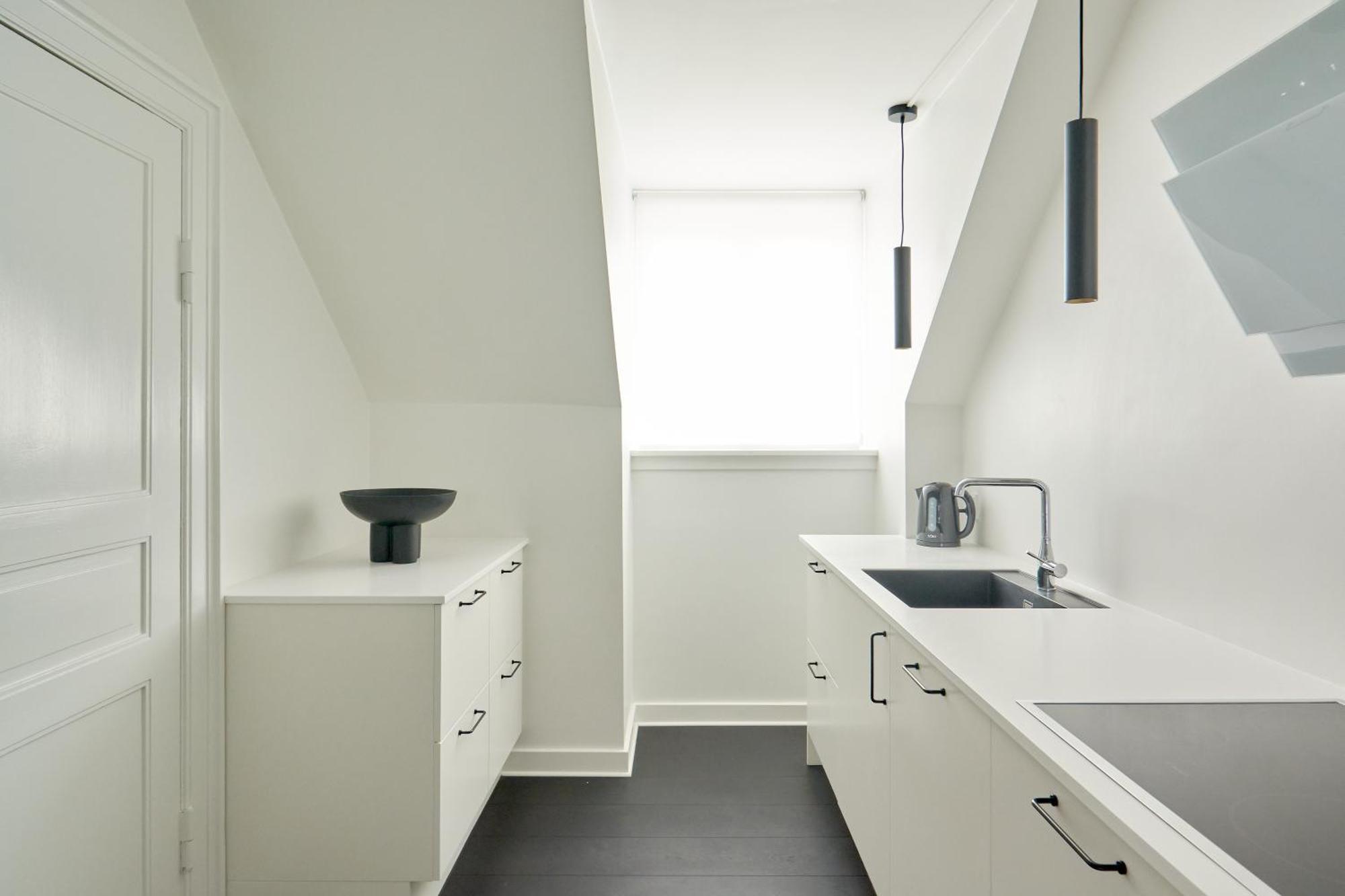Beautiful 3 Bedroom Flat Near Shopping & Metro *