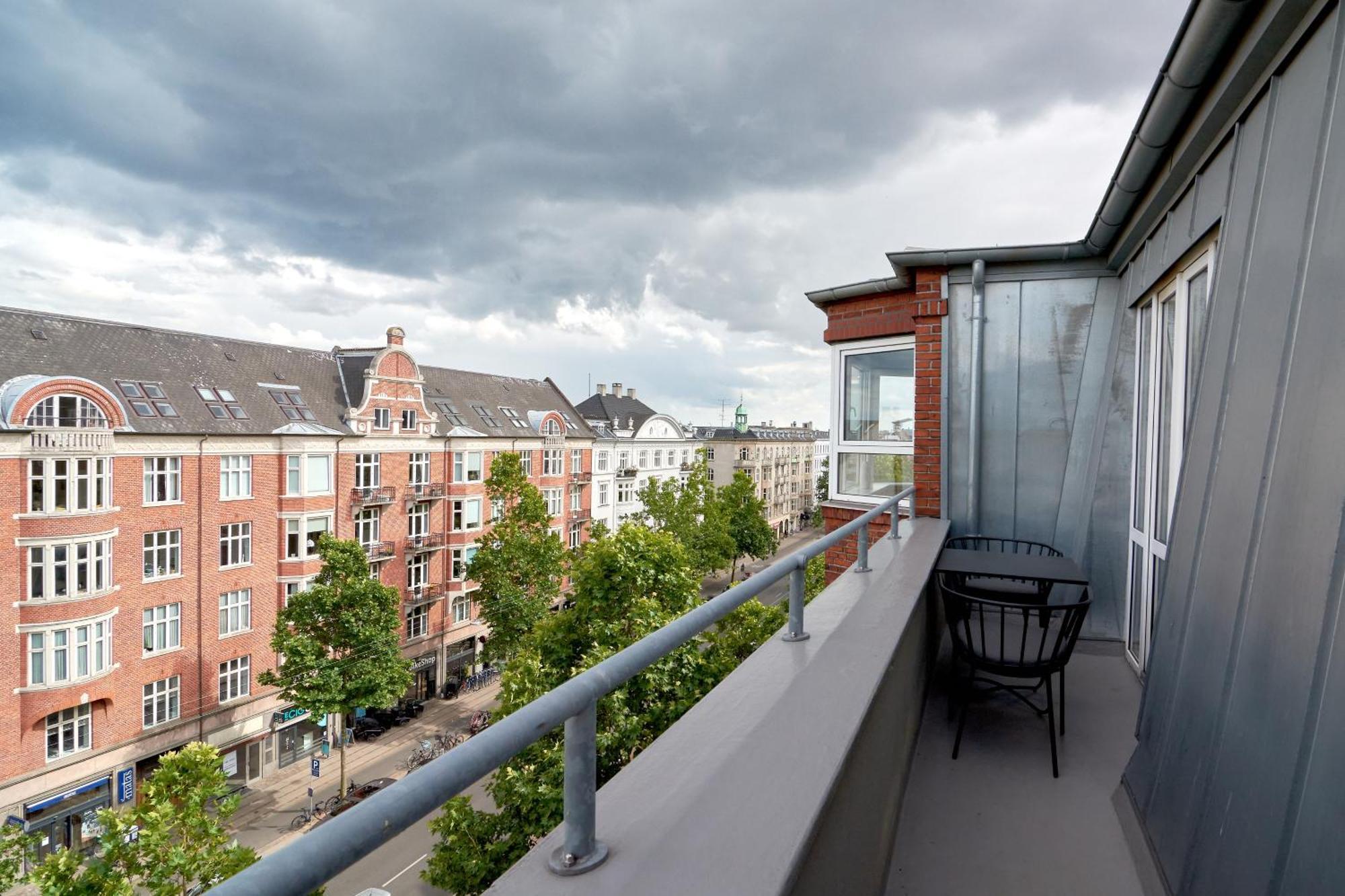 Beautiful 3 Bedroom Flat Near Shopping & Metro Appartement *