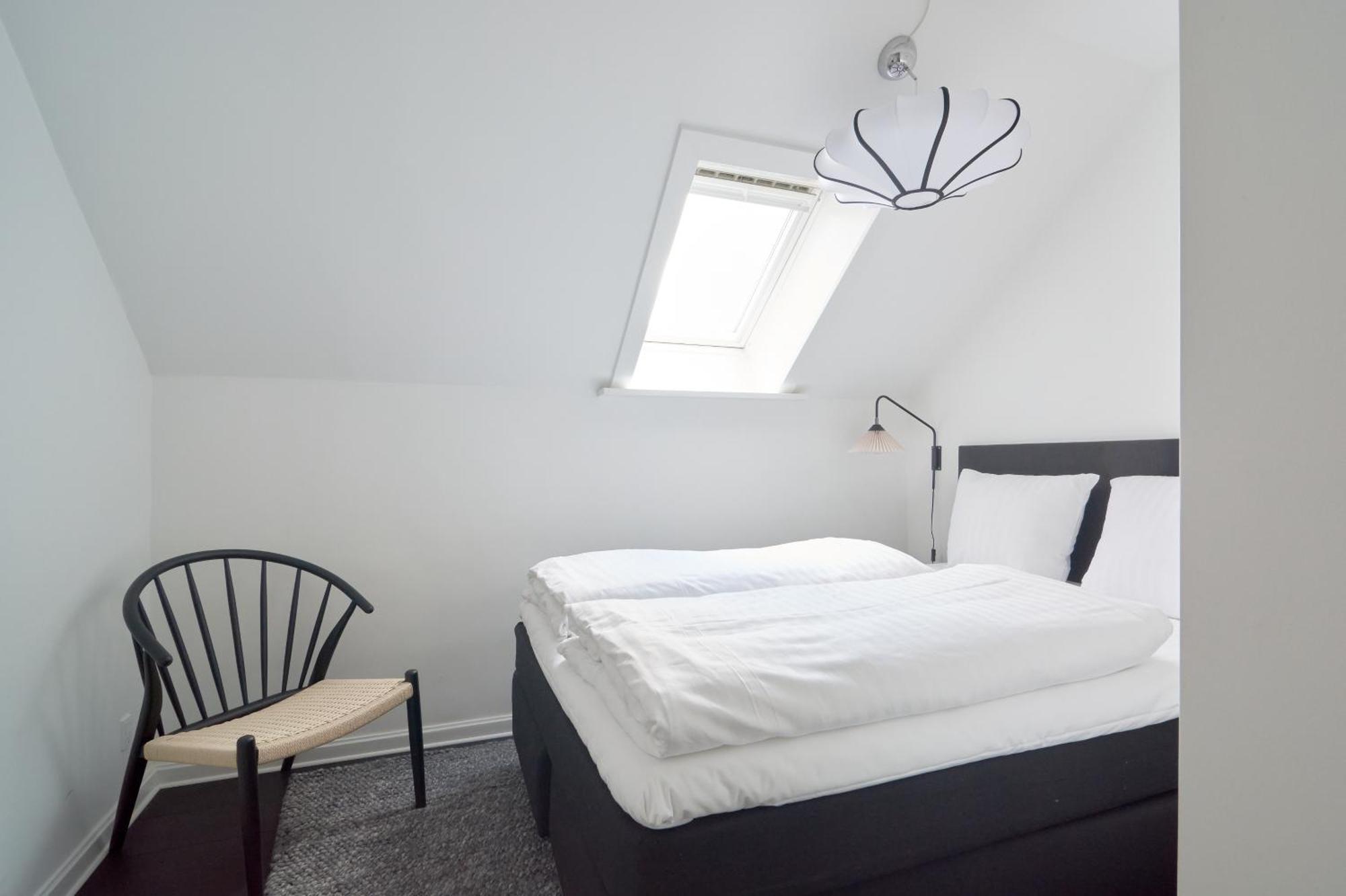Beautiful 3 Bedroom Flat Near Shopping & Metro *