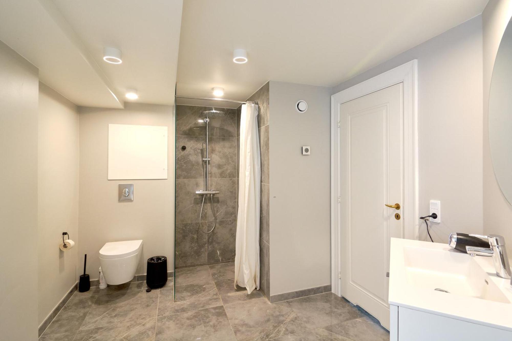 Stylish Spacious Flat W 3br In Apartment *