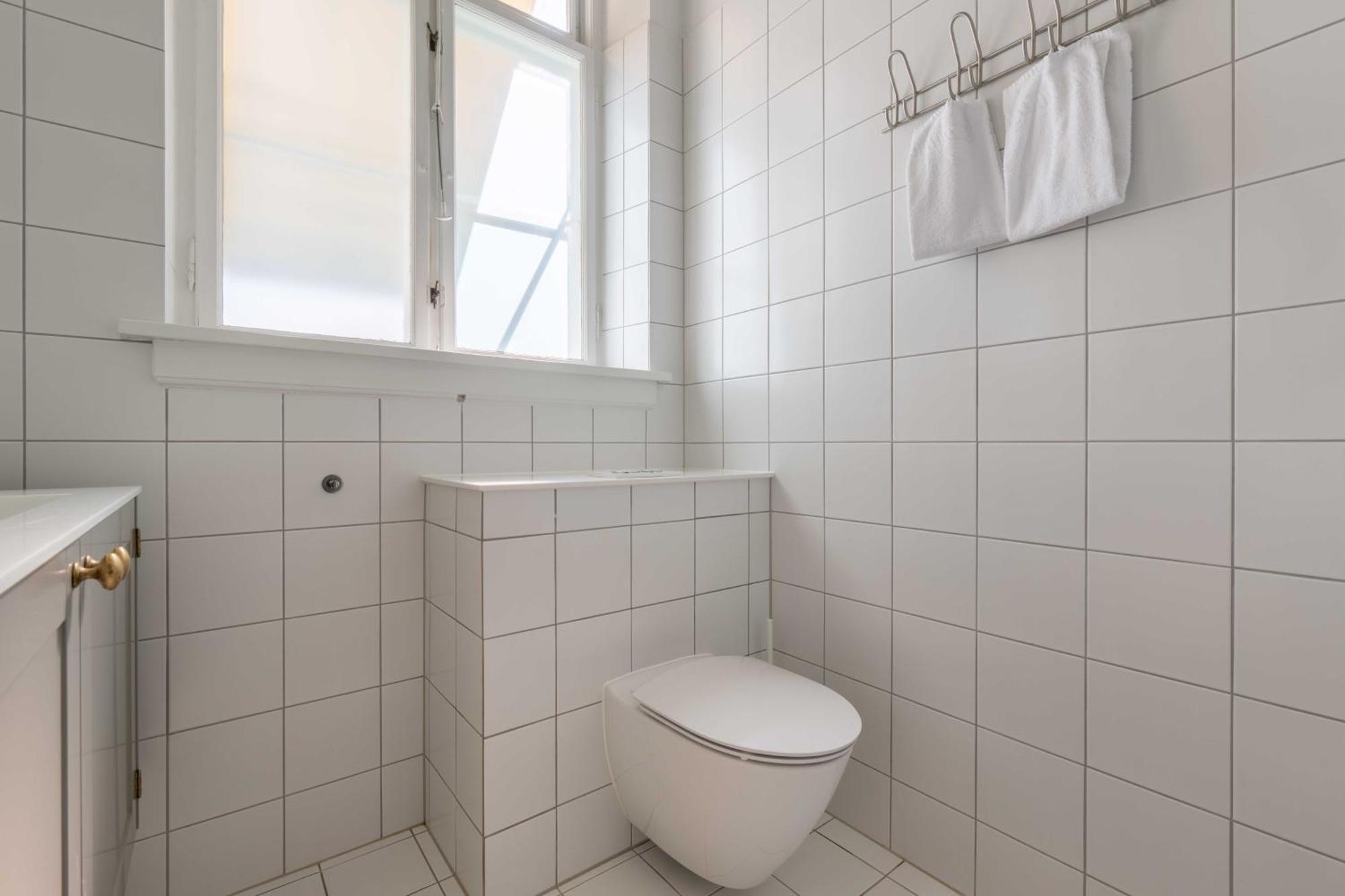 Apartment Centrally Located 3 Bedroom Flat *