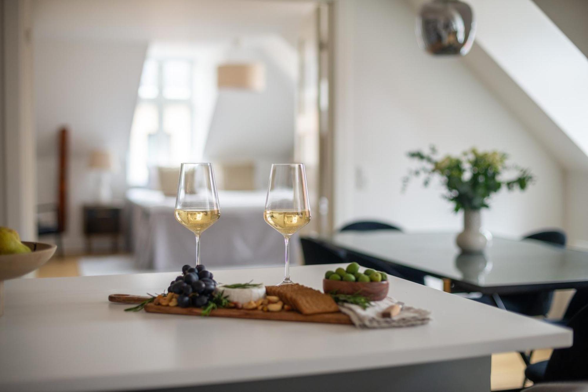 Apartment Sanders Leaves - Two-bedroom With Shared Roof-top Terrace