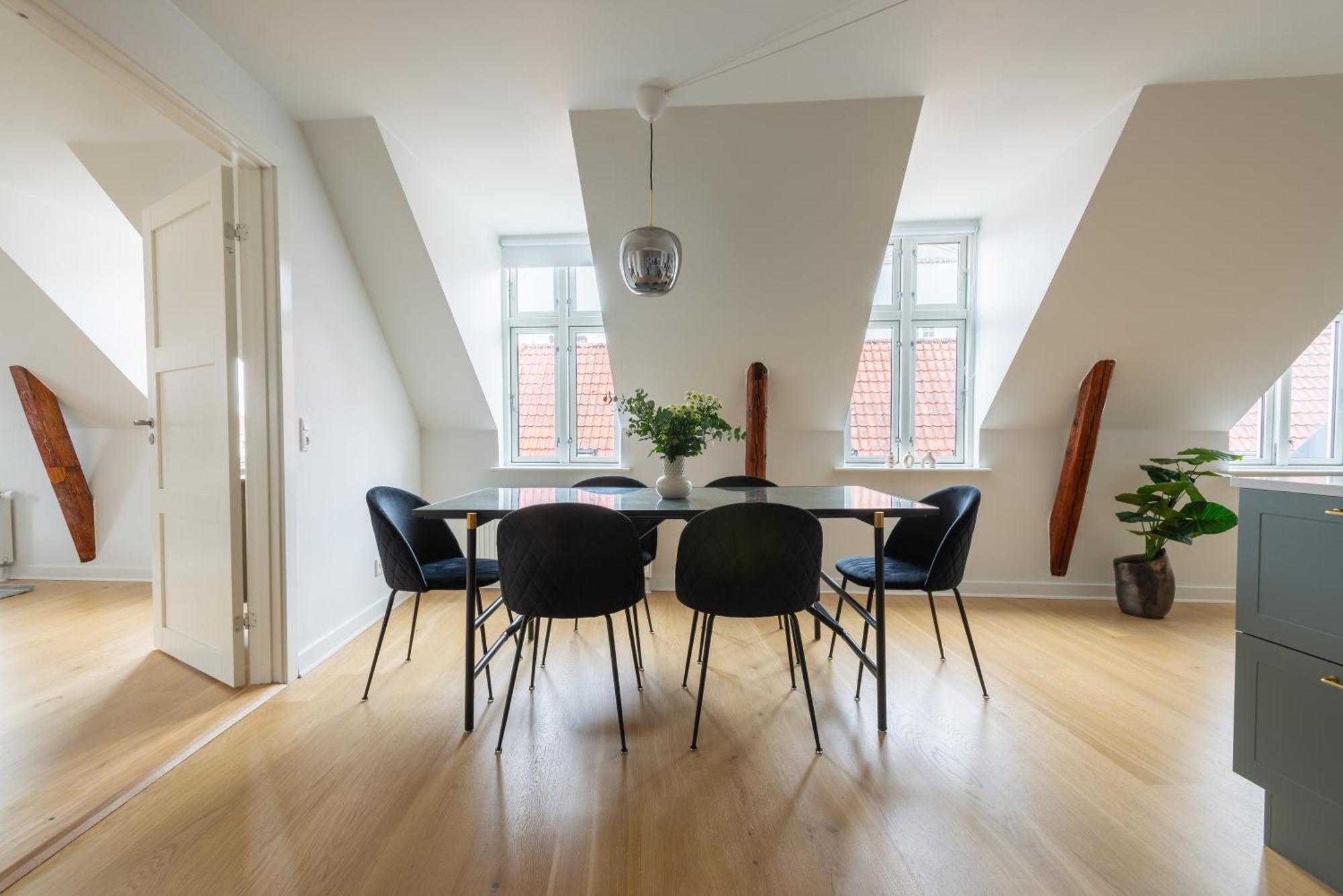 Apartment Sanders Leaves - Two-bedroom With Shared Roof-top Terrace