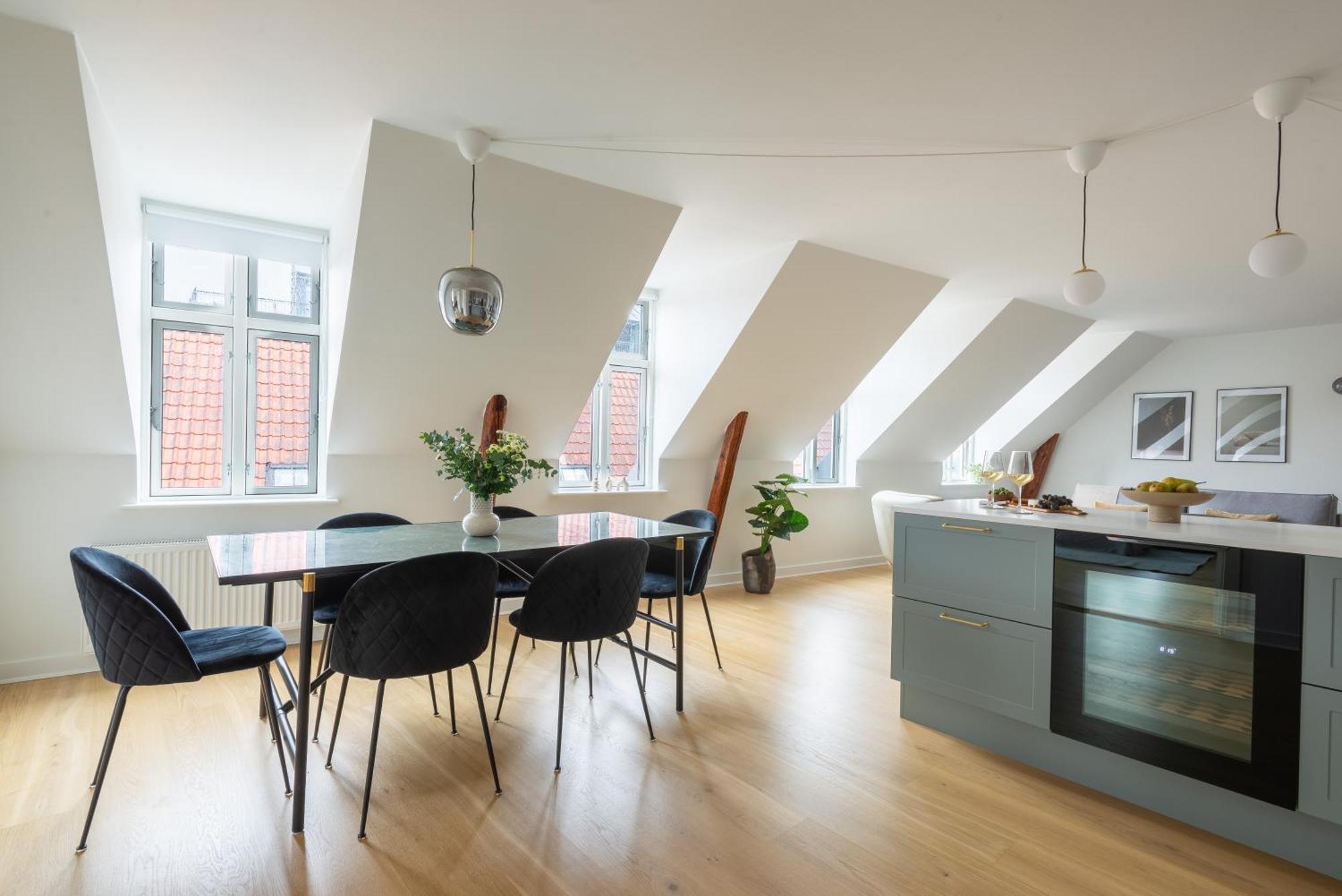 Sanders Leaves - Two-bedroom With Shared Roof-top Terrace *