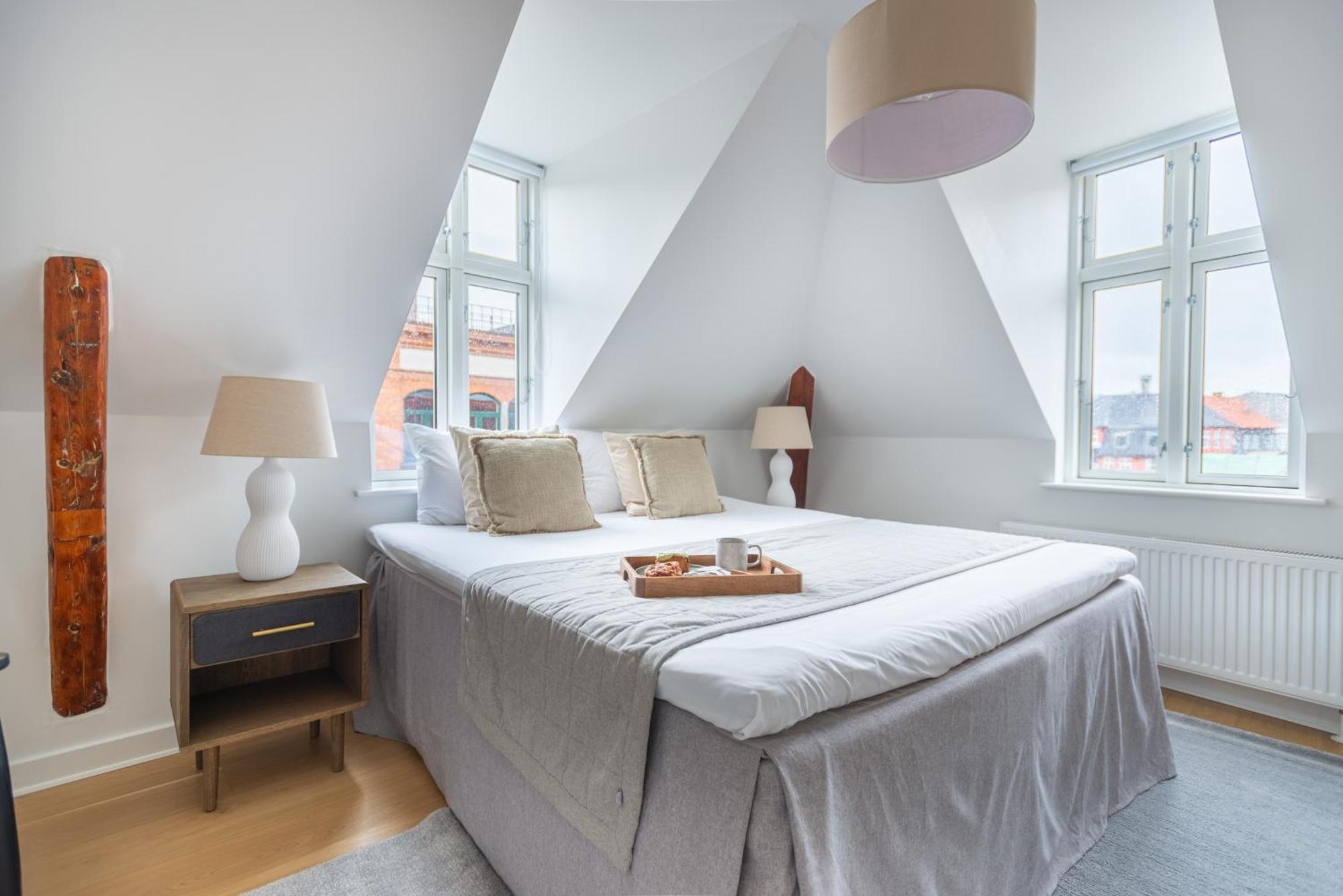 Sanders Leaves - Two-bedroom With Shared Roof-top Terrace *