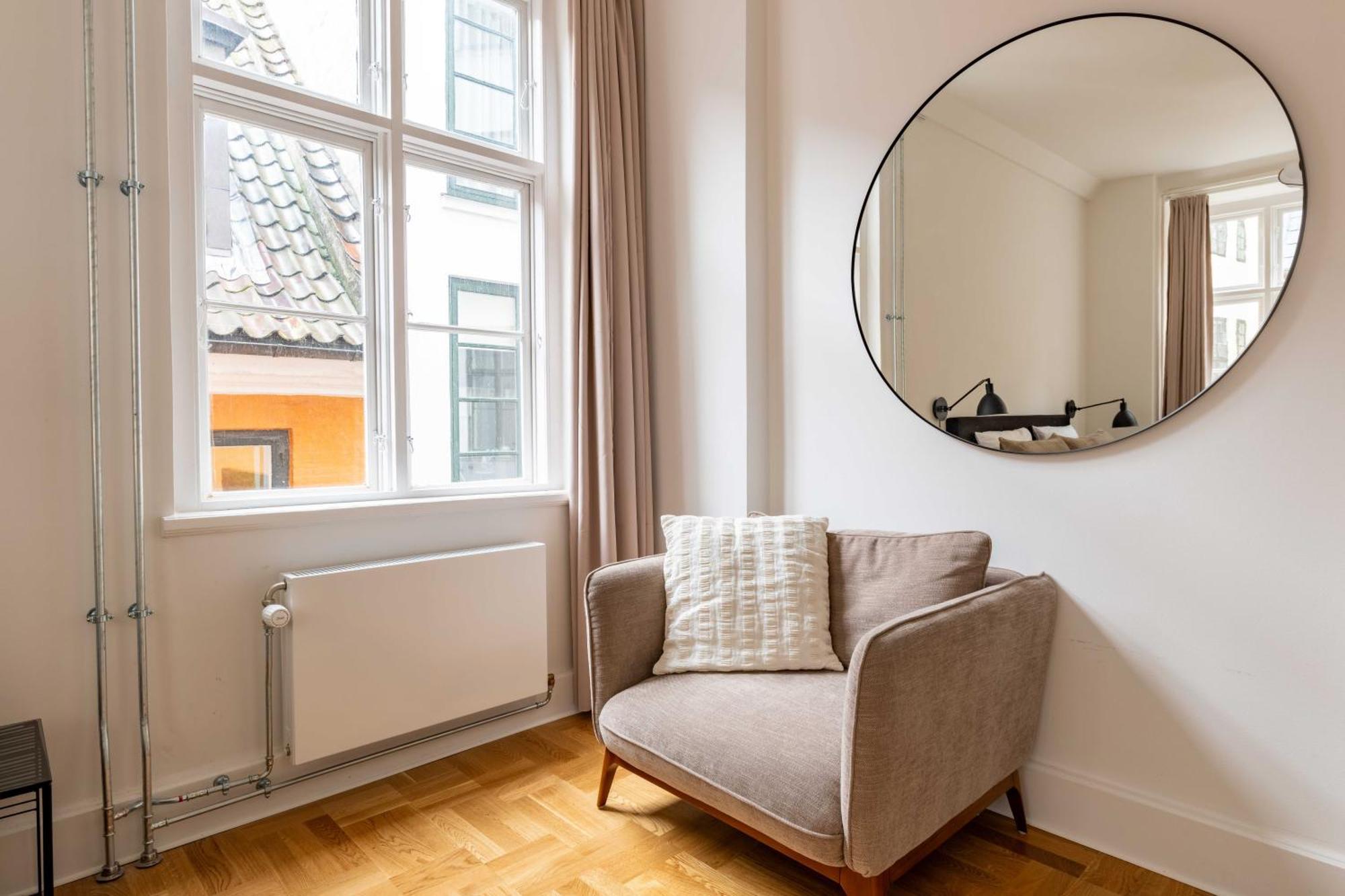 Lejlighed Rare 4br W Unique Details In Cph