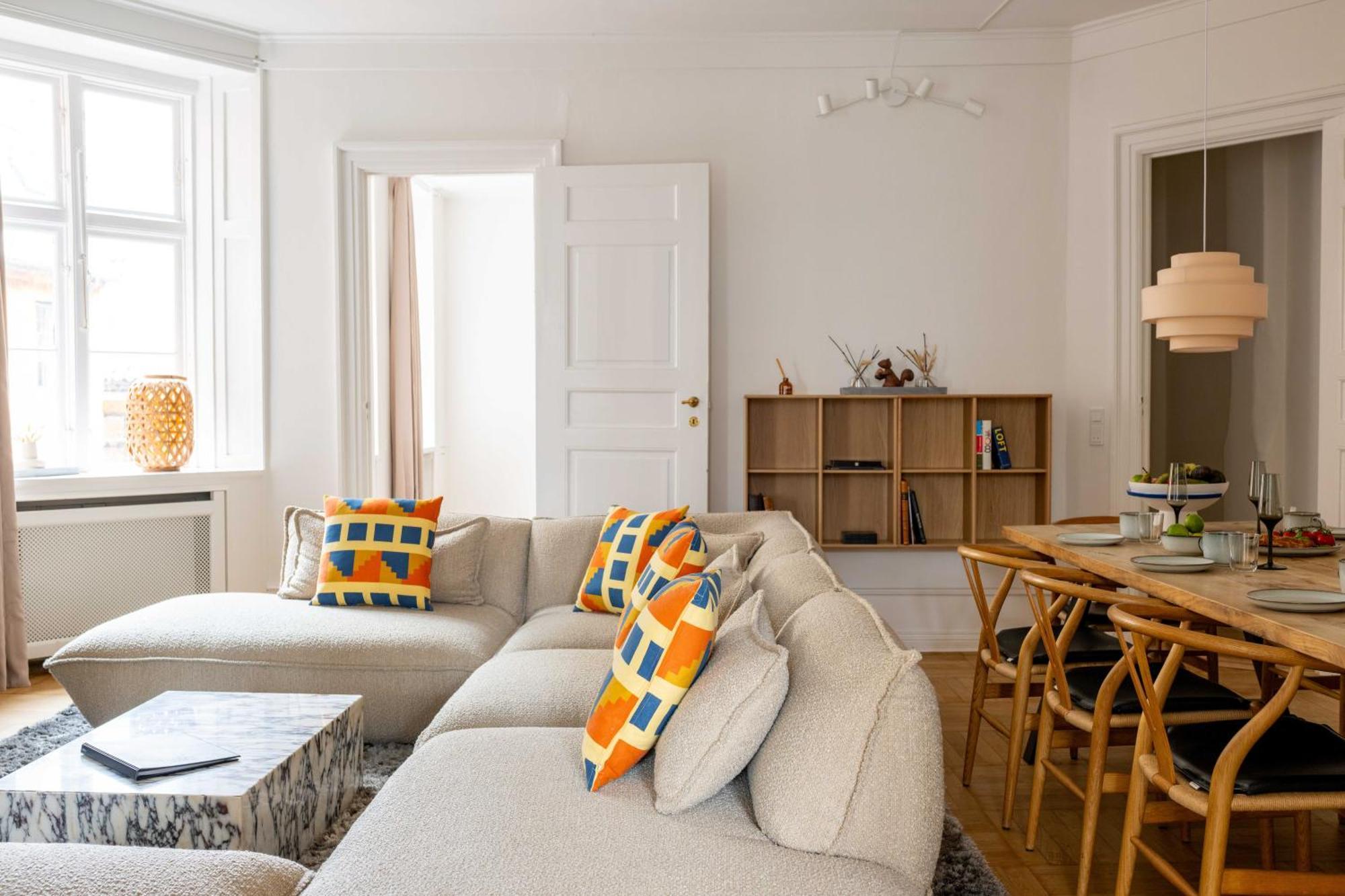 Lejlighed Rare 4br W Unique Details In Cph *