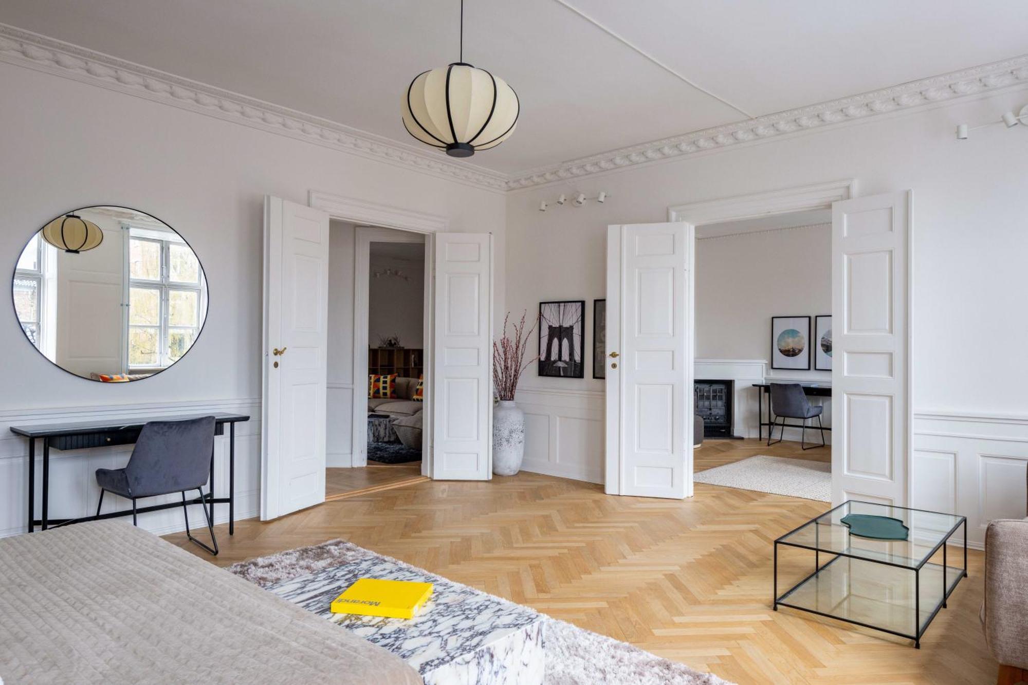 Lejlighed Rare 4br W Unique Details In Cph København