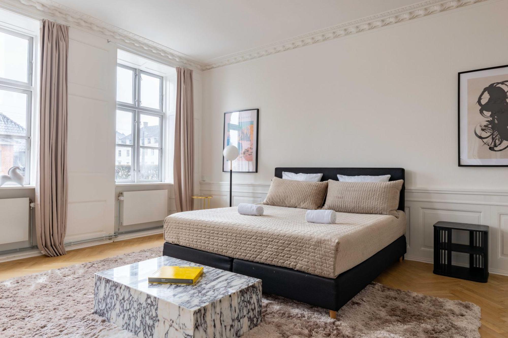 Lejlighed Rare 4br W Unique Details In Cph