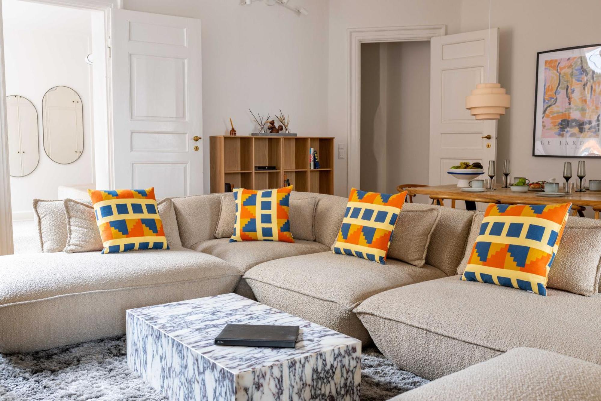 Lejlighed Rare 4br W Unique Details In Cph *