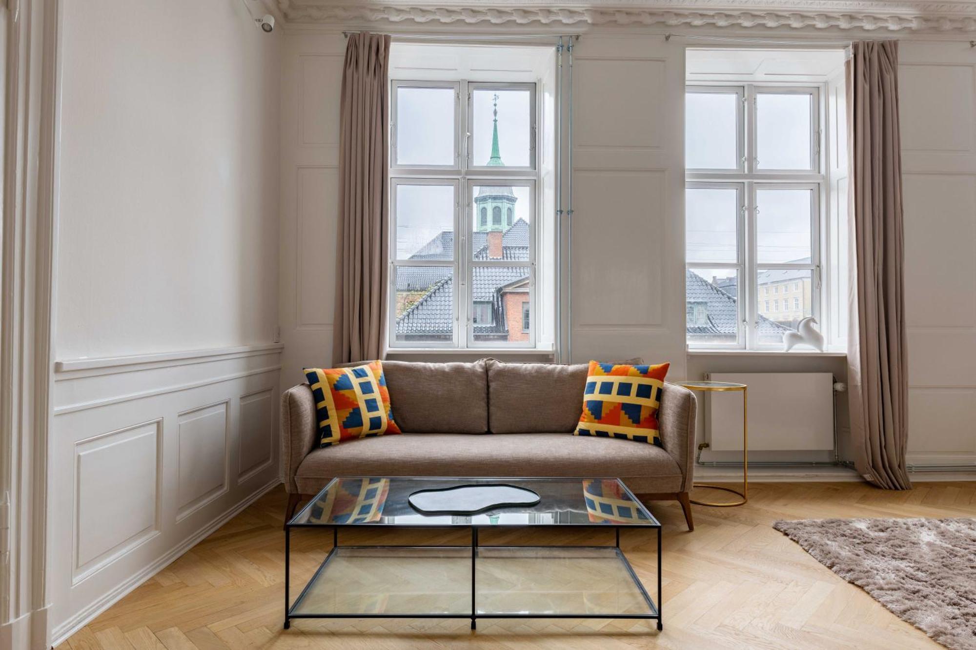 Appartement Rare 4br W Unique Details In Cph
