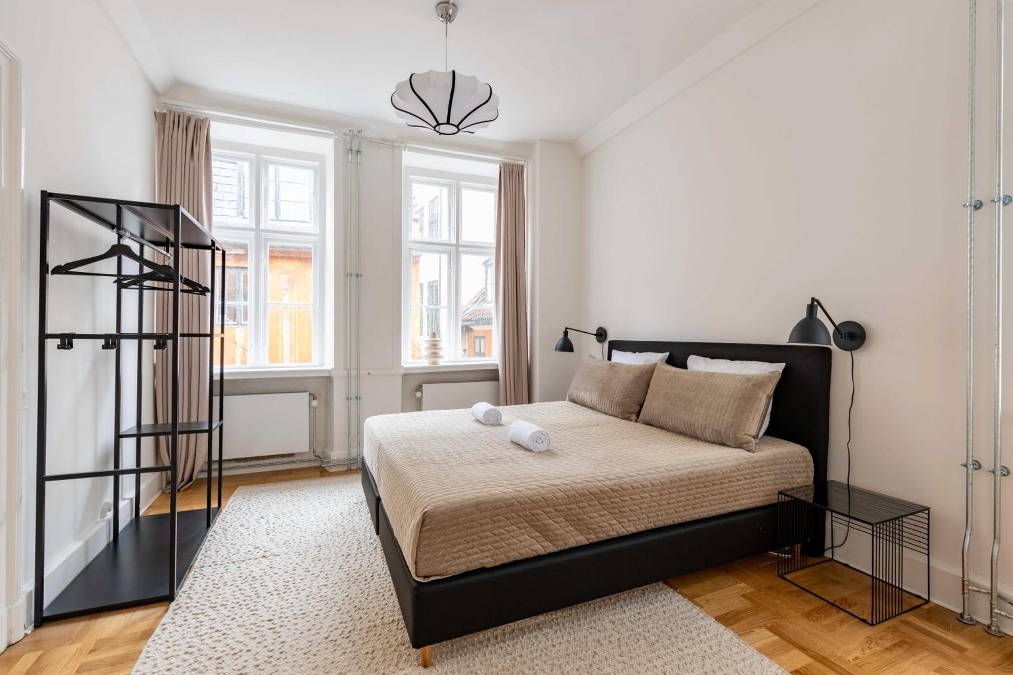 Lejlighed Rare 4br W Unique Details In Cph *