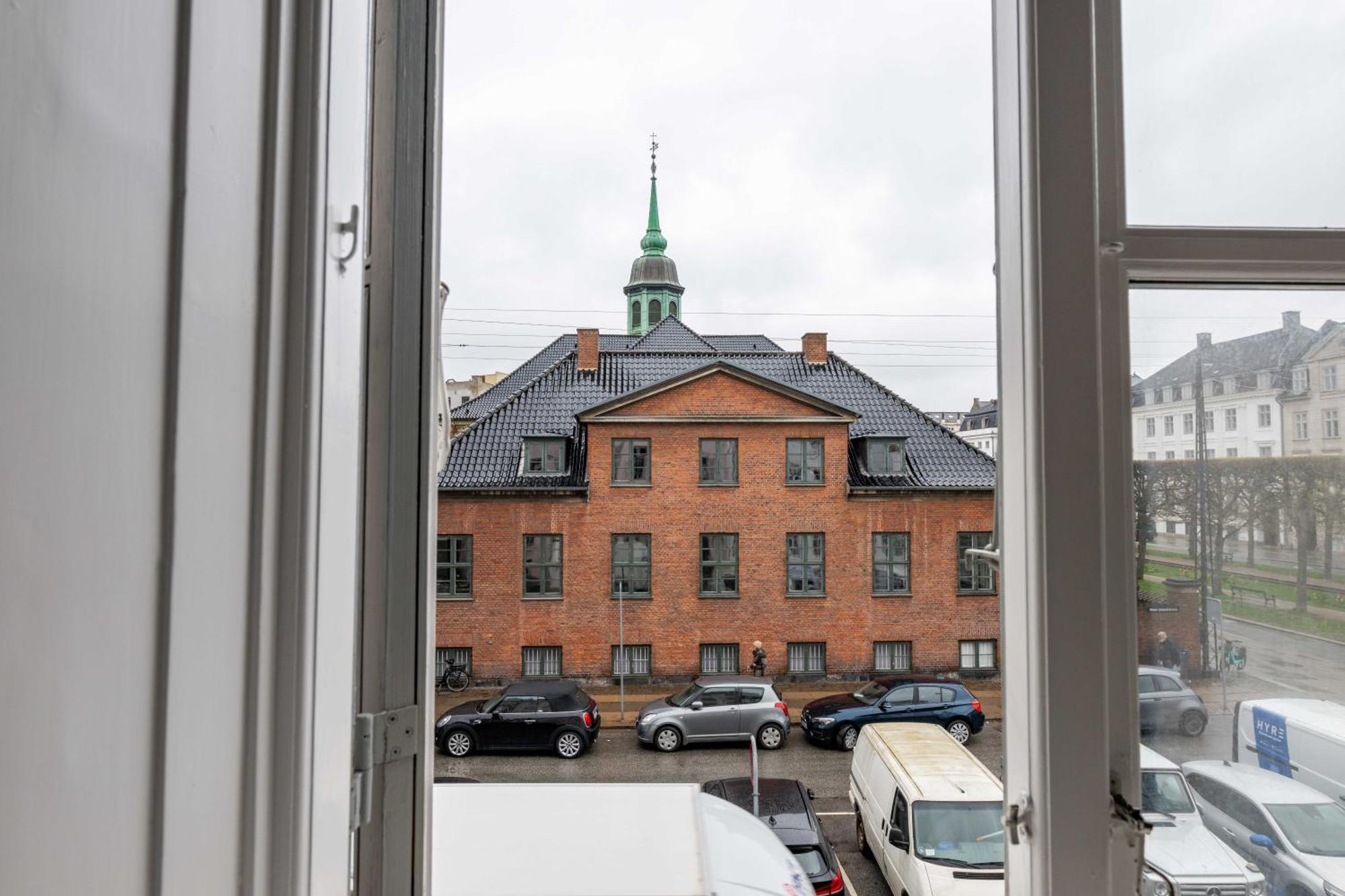 Lejlighed Rare 4br W Unique Details In Cph