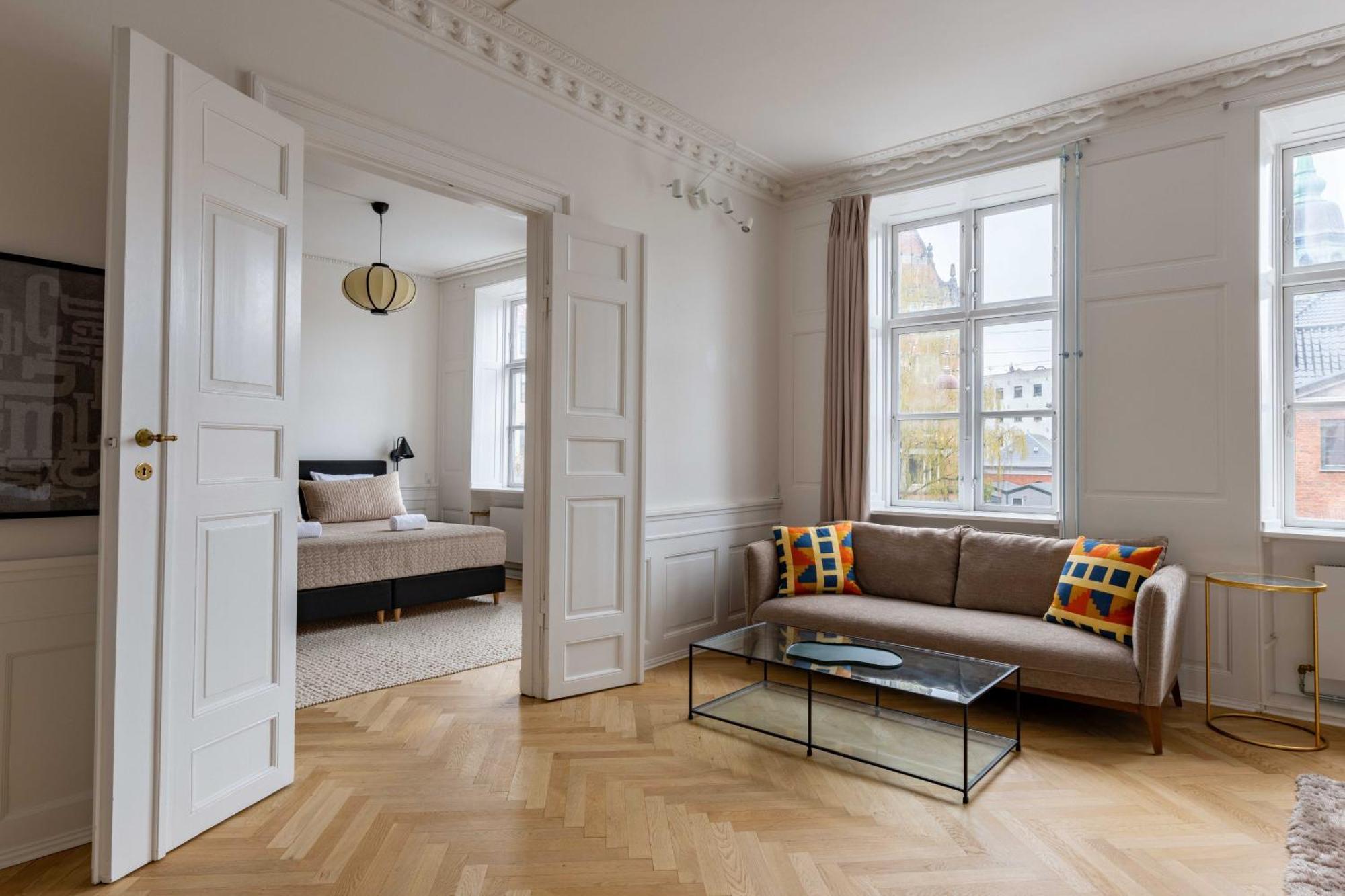 Lejlighed Rare 4br W Unique Details In Cph *