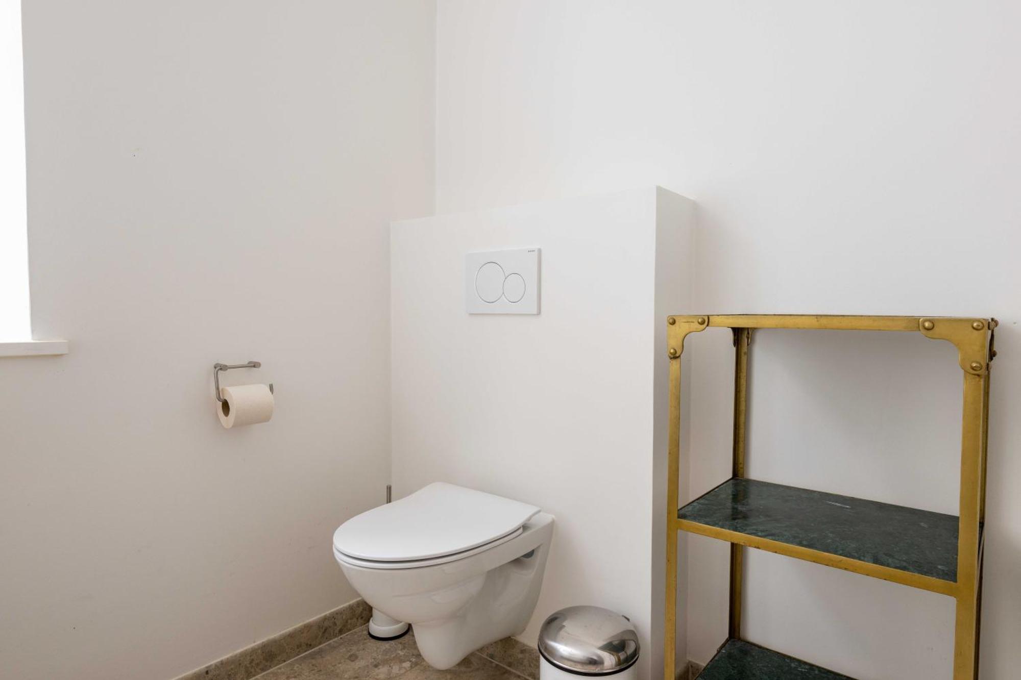 Lejlighed Rare 4br W Unique Details In Cph