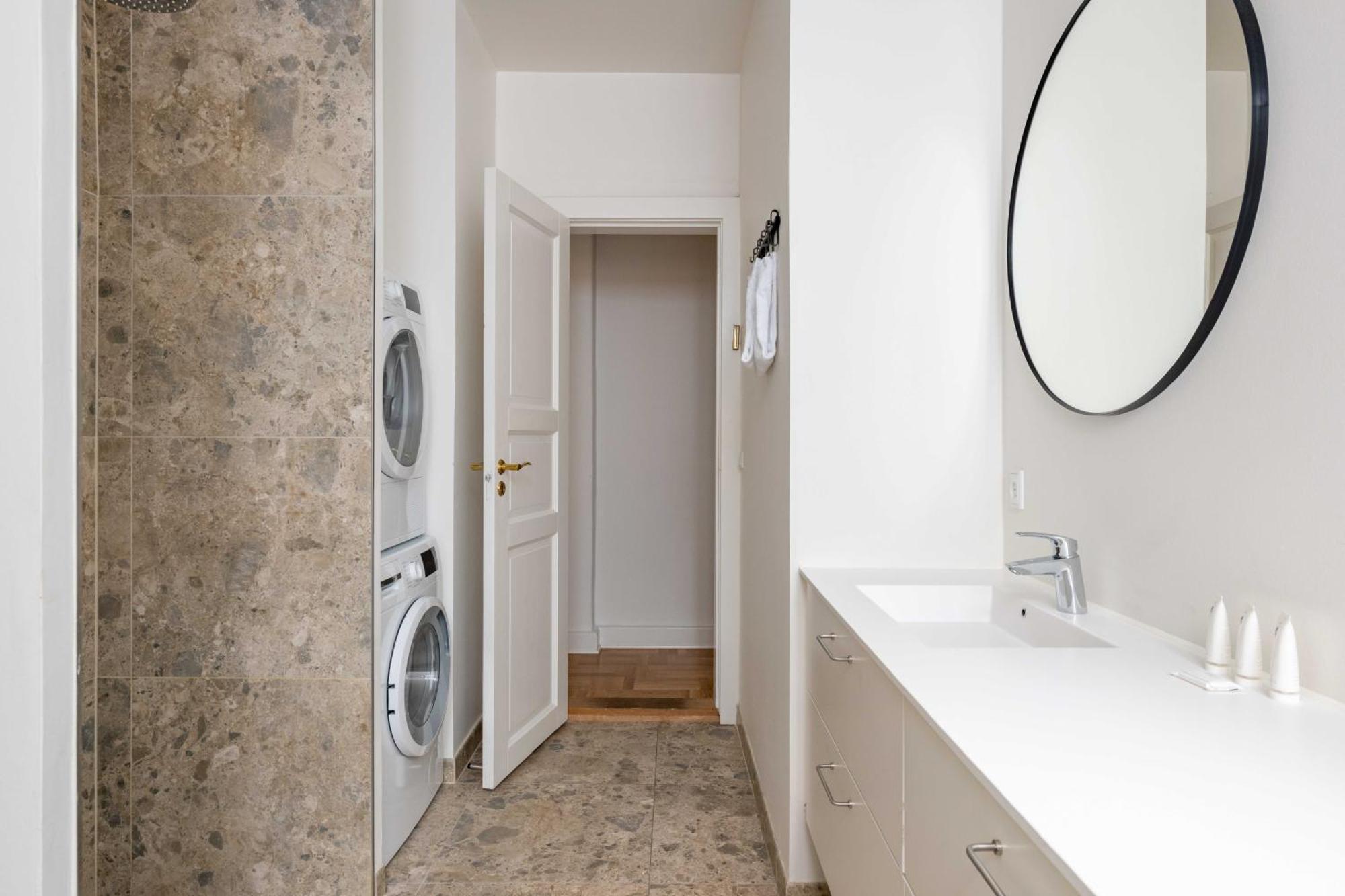 Lejlighed Rare 4br W Unique Details In Cph *