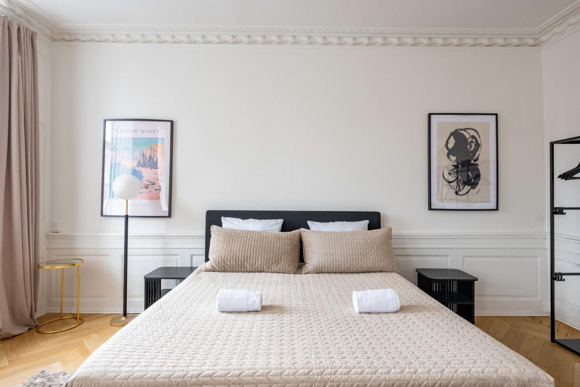 Lejlighed Rare 4br W Unique Details In Cph