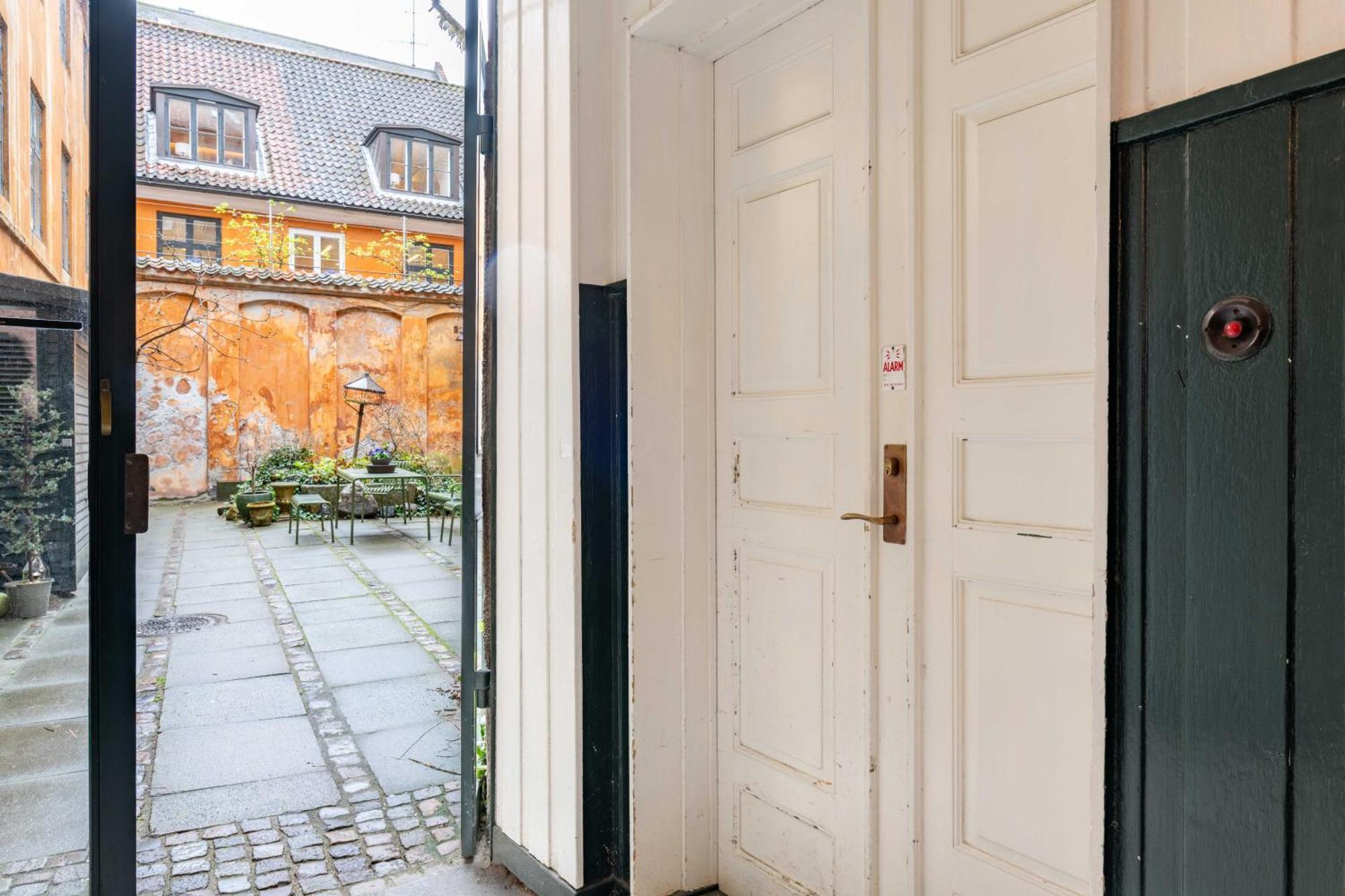 Lejlighed Rare 4br W Unique Details In Cph *