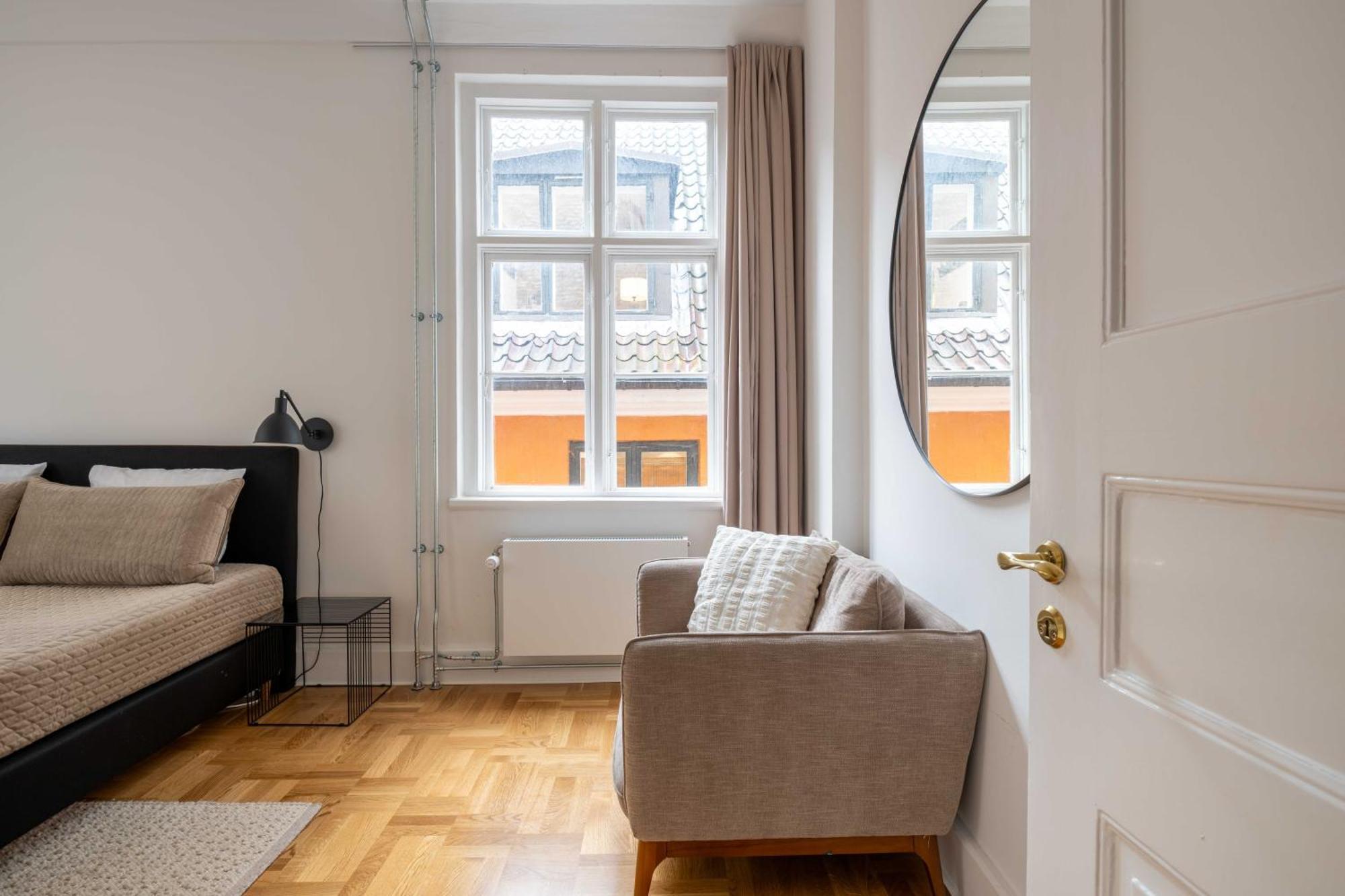 Lejlighed Rare 4br W Unique Details In Cph *