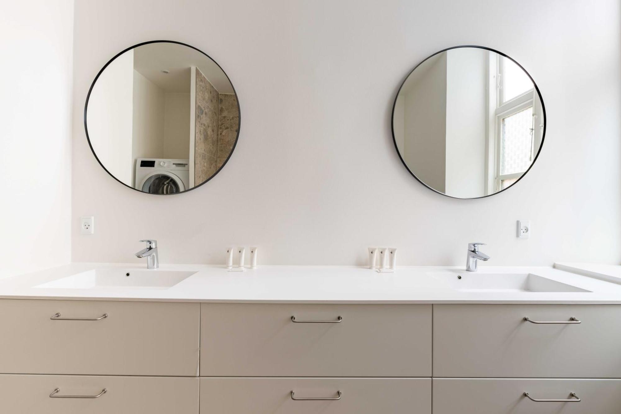 Lejlighed Rare 4br W Unique Details In Cph