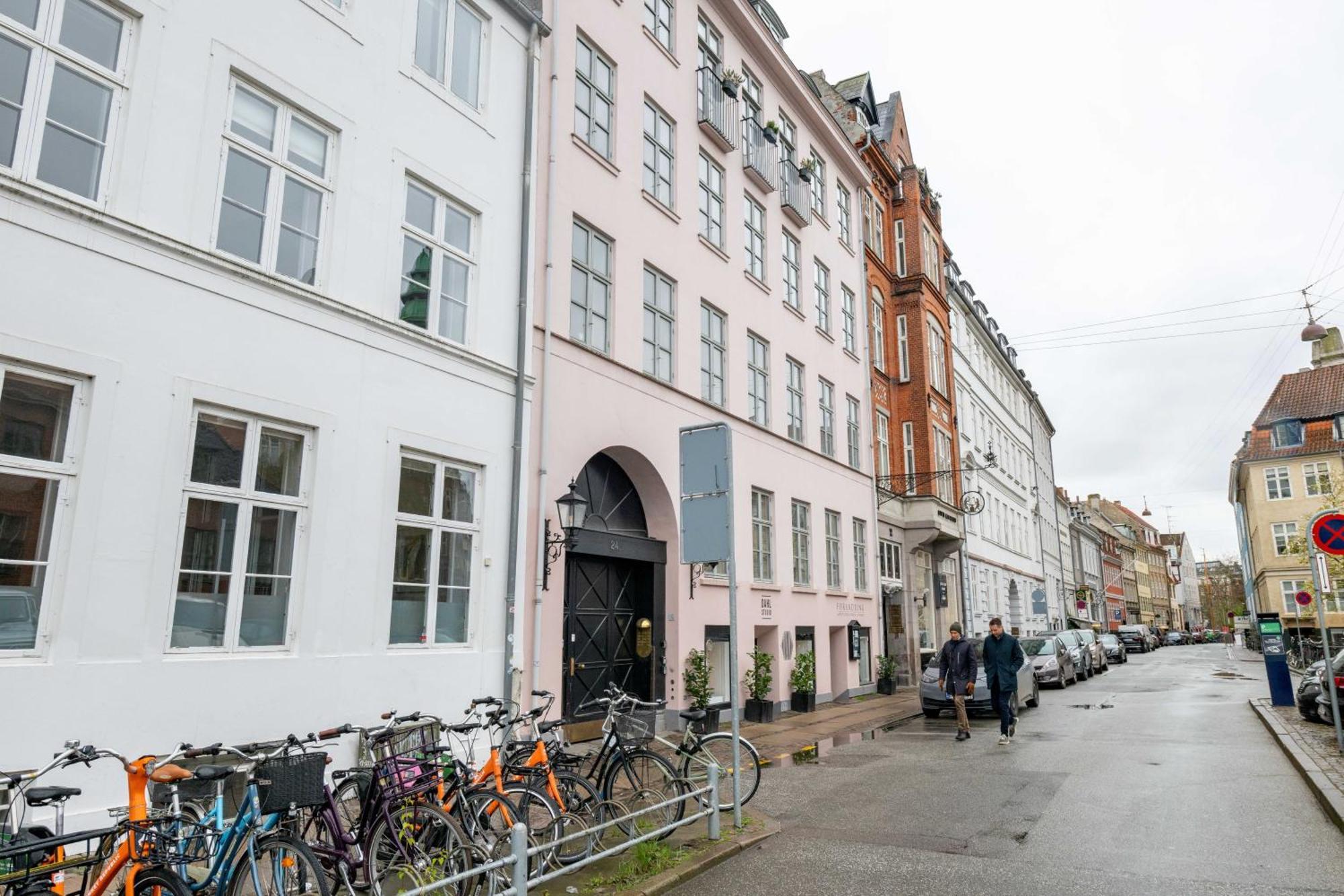 Lejlighed Rare 4br W Unique Details In Cph *