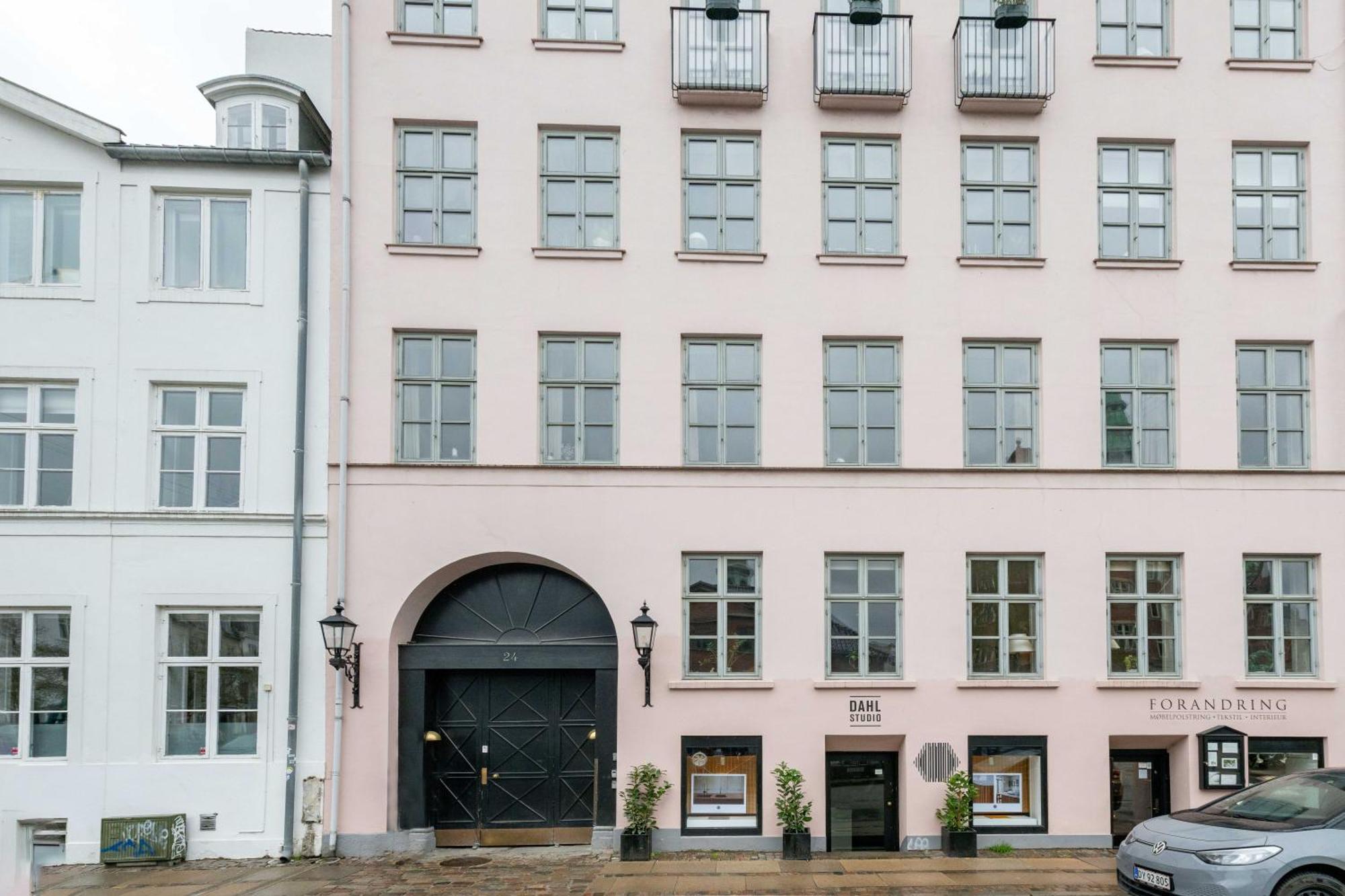 Lejlighed Rare 4br W Unique Details In Cph