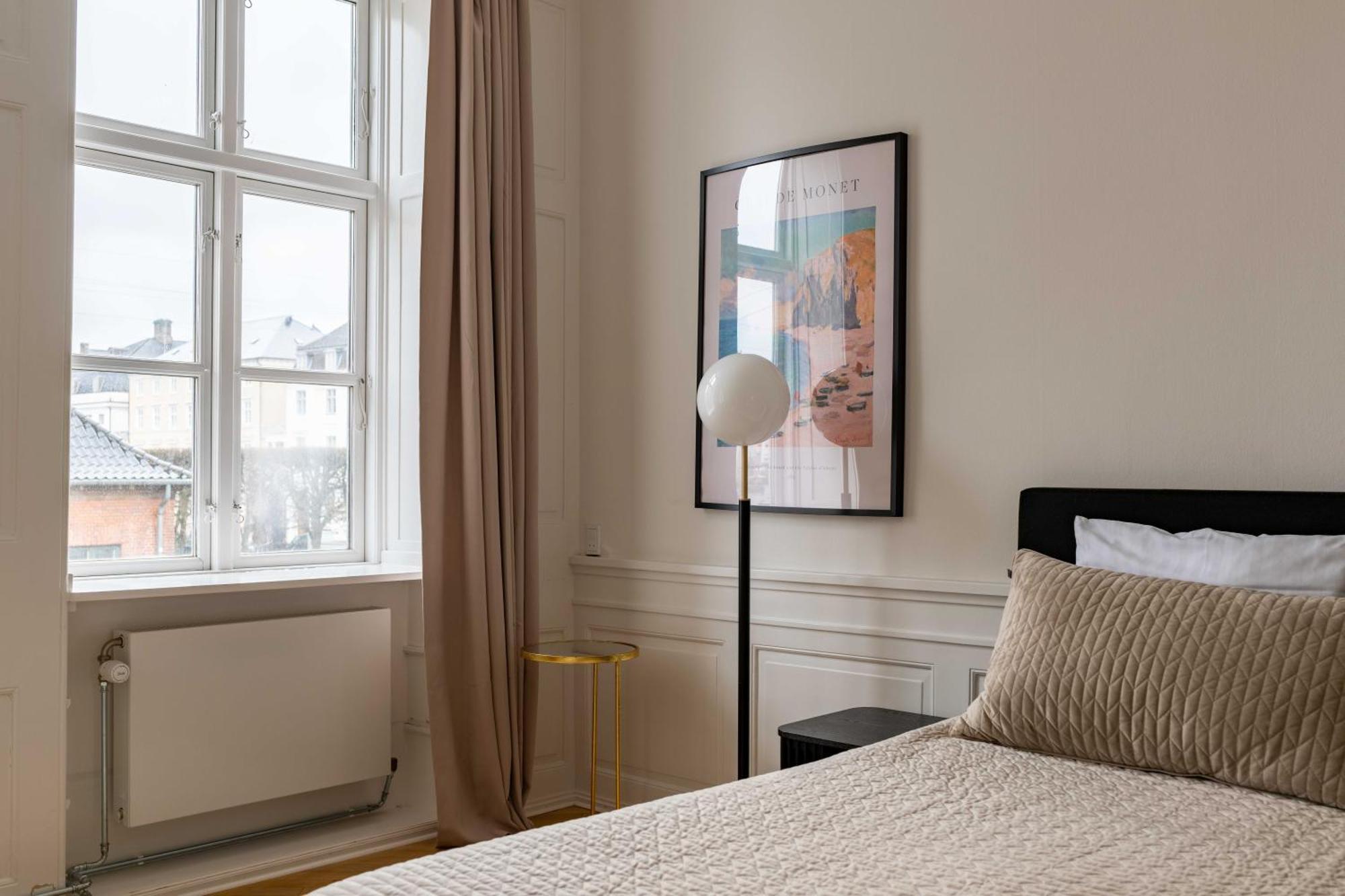 Lejlighed Rare 4br W Unique Details In Cph *