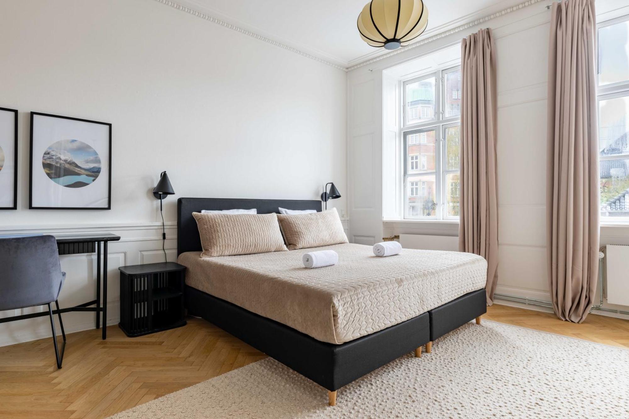 Lejlighed Rare 4br W Unique Details In Cph