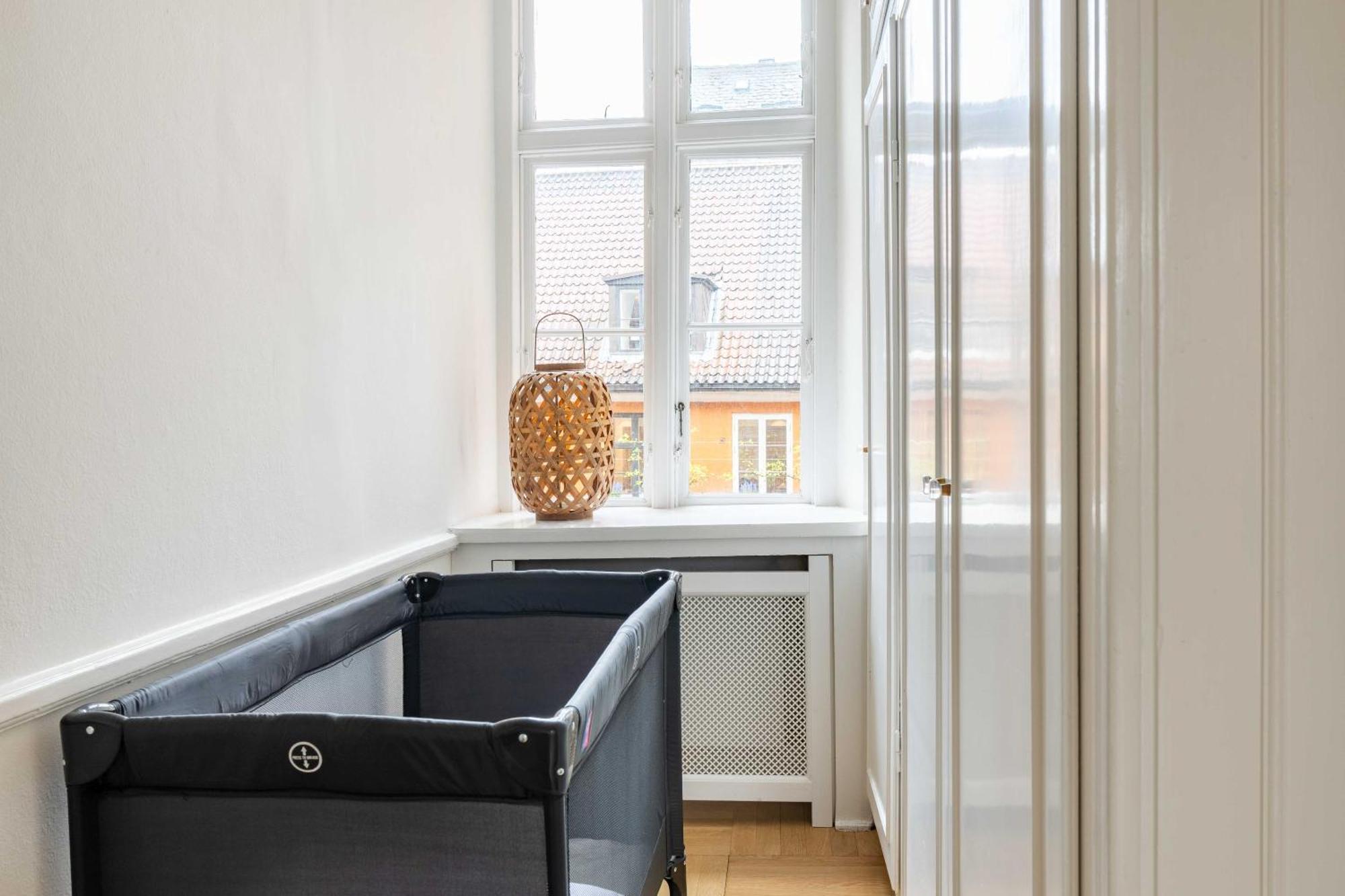 Lejlighed Rare 4br W Unique Details In Cph *