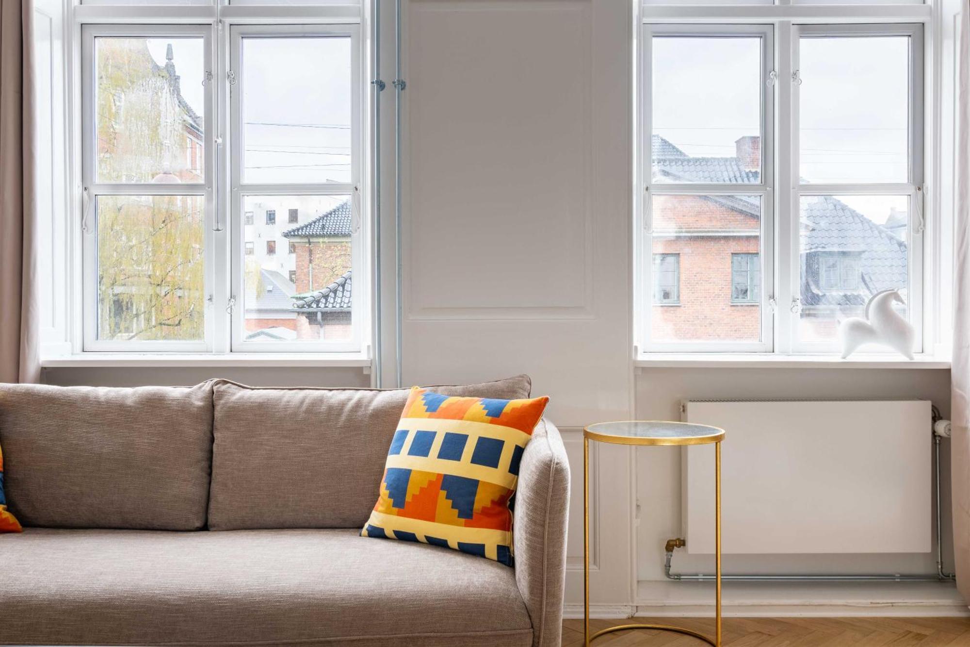 Lejlighed Rare 4br W Unique Details In Cph