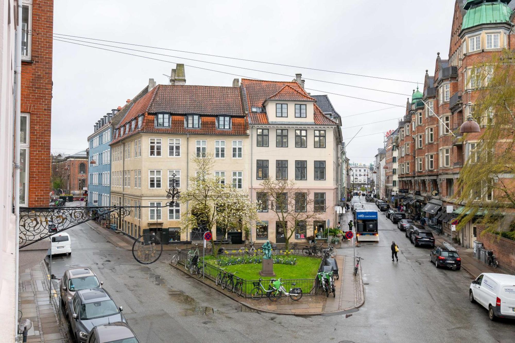 Lejlighed Rare 4br W Unique Details In Cph