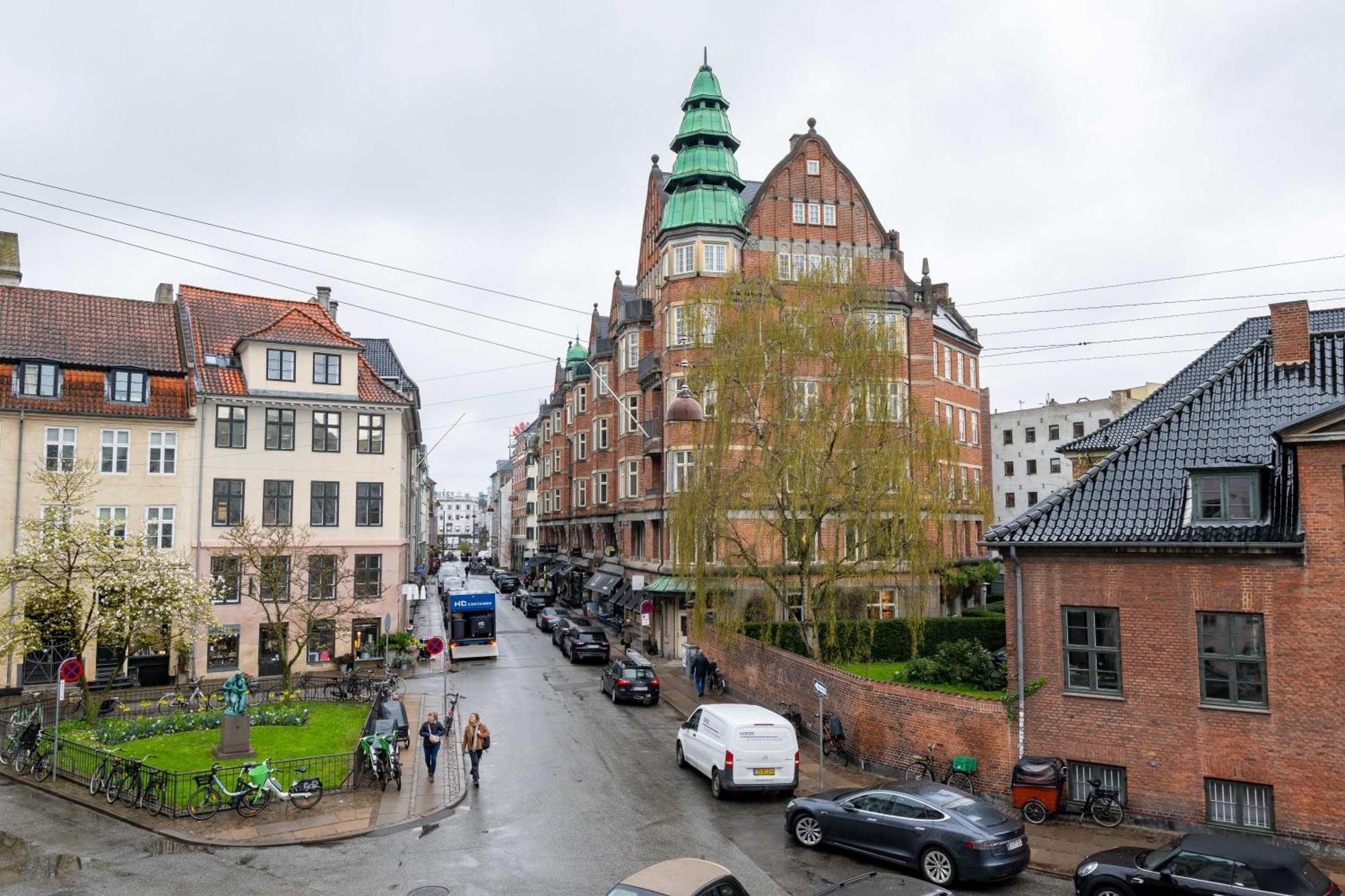 Lejlighed Rare 4br W Unique Details In Cph