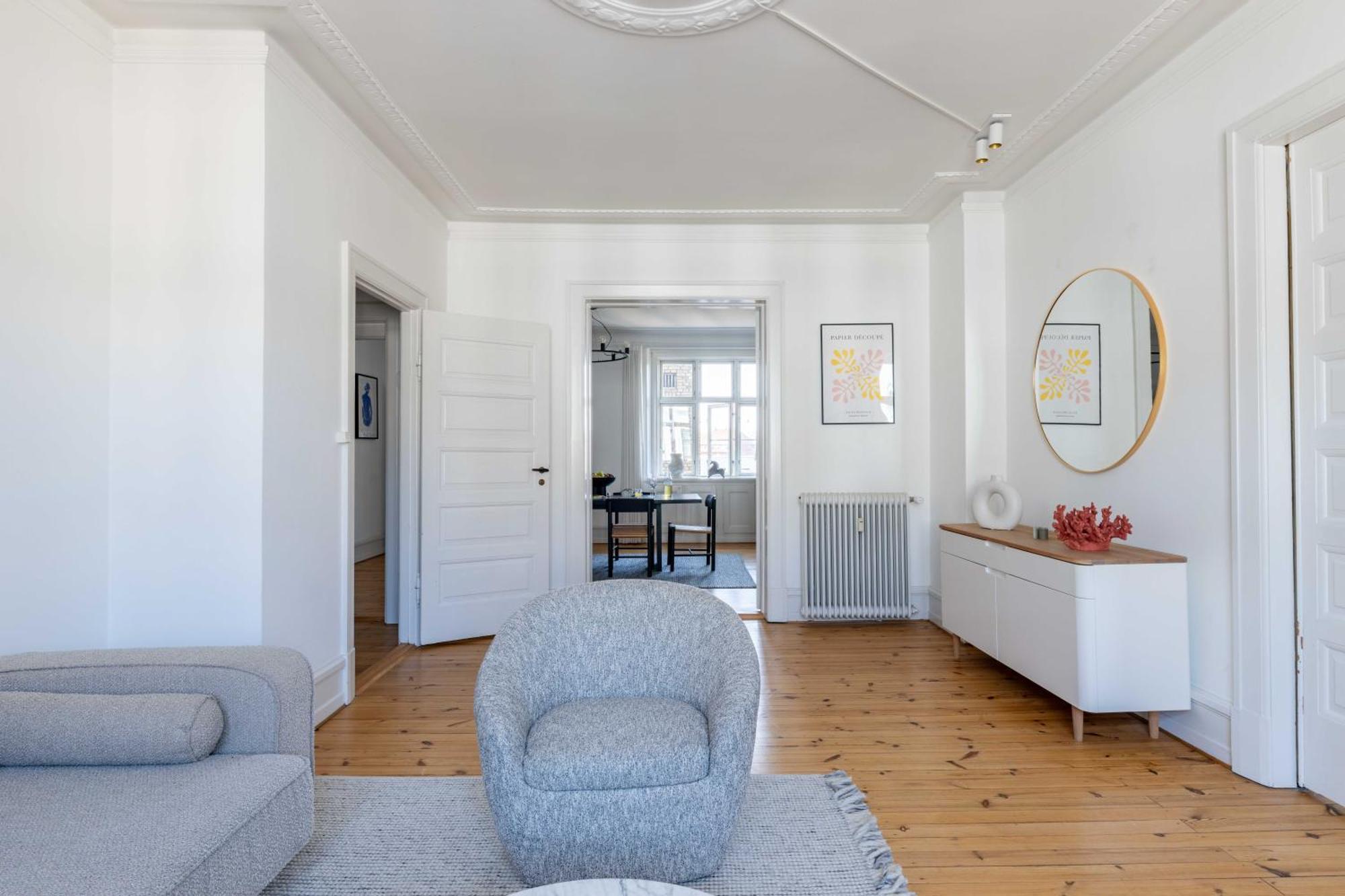 Spacious 3 Bedroom Flat In Peaceful Area *