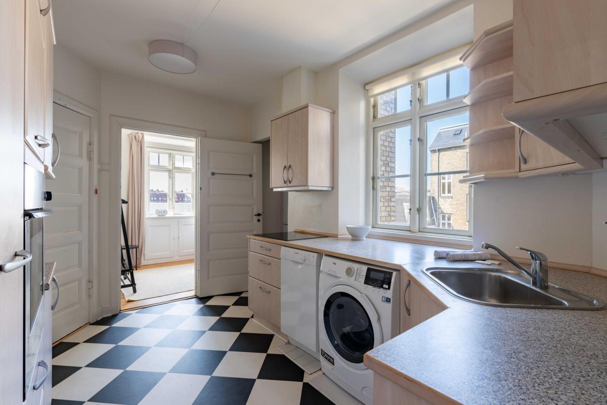 Spacious 3 Bedroom Flat In Peaceful Area