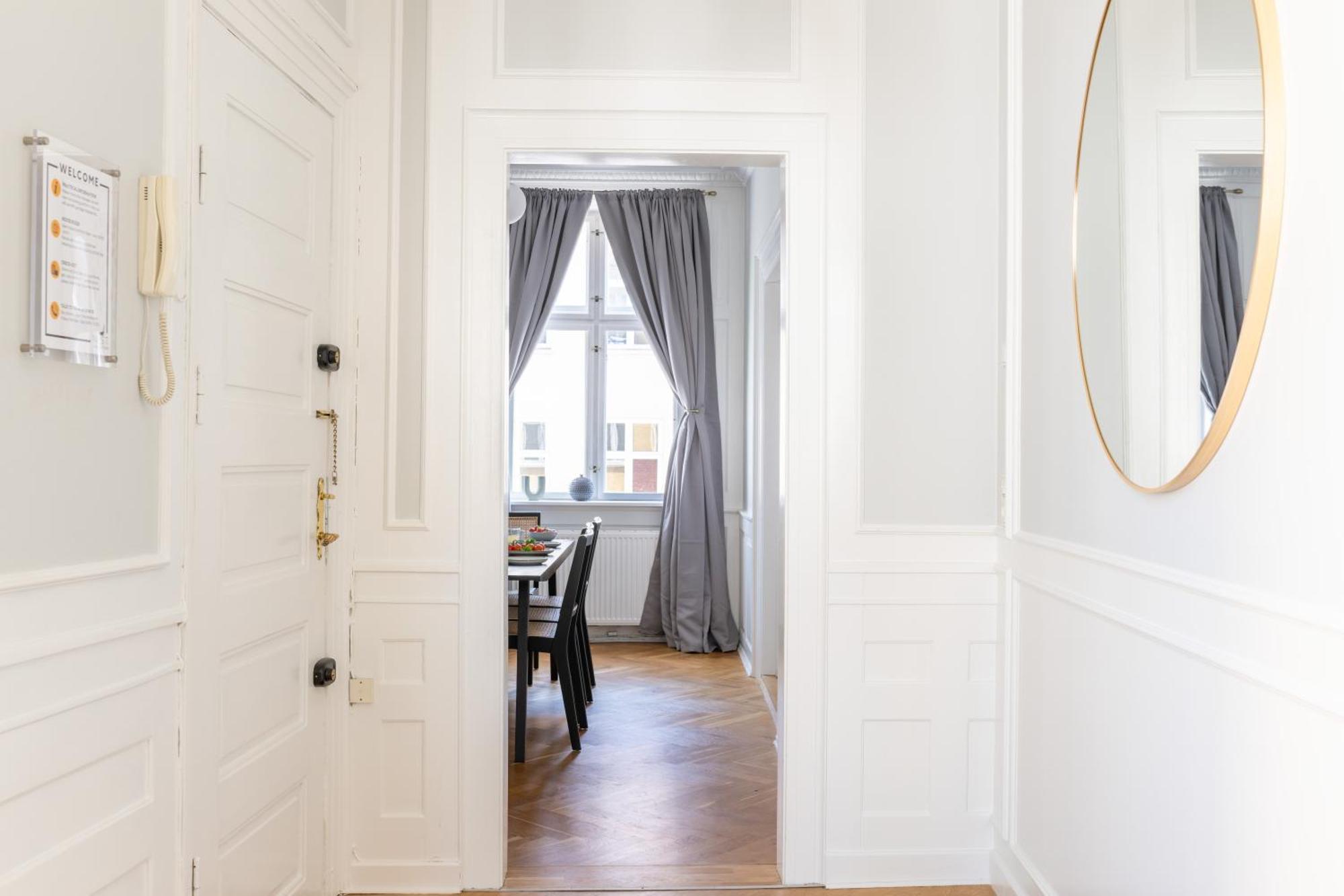 Apartment Large Flat With Canal View In Cph