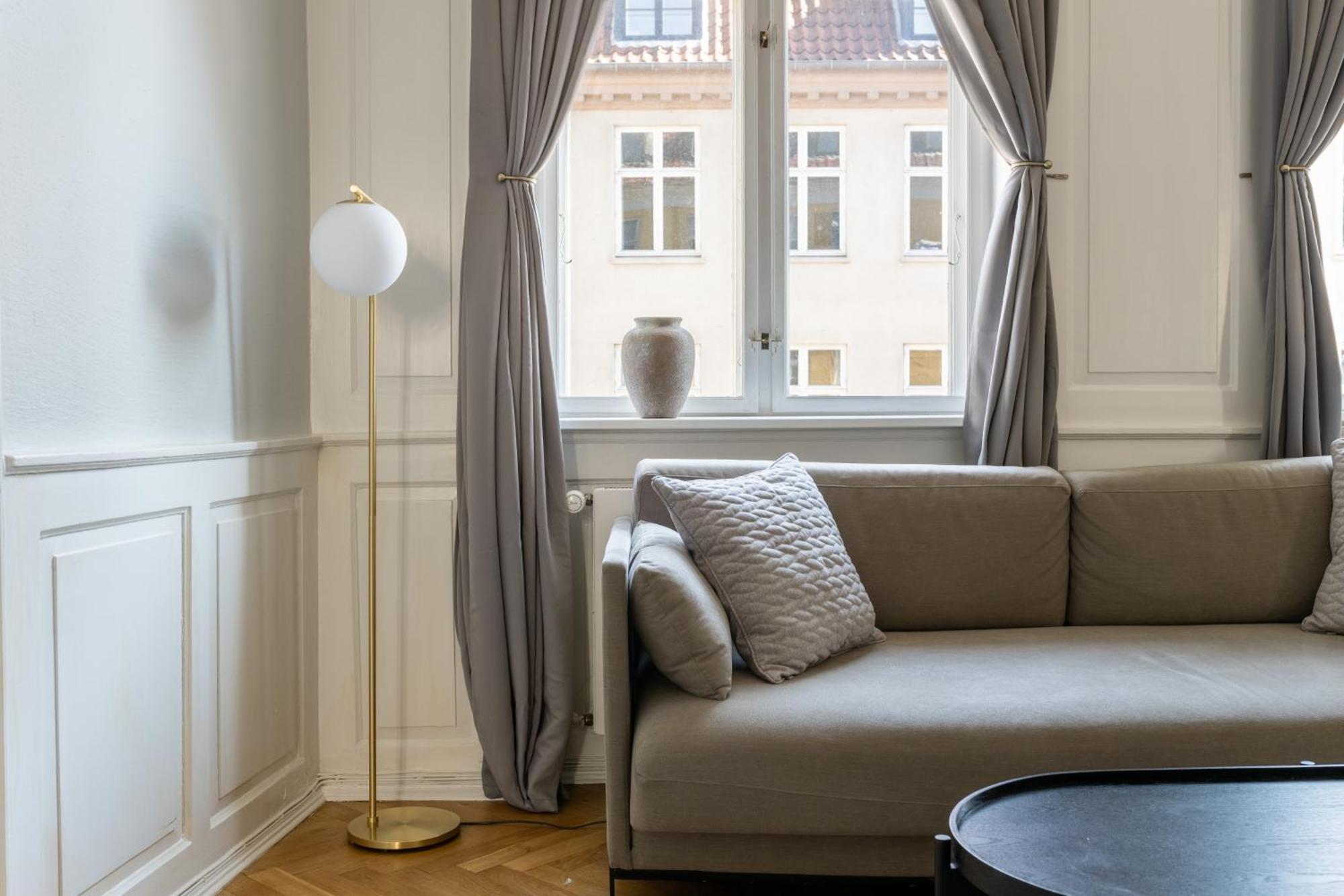 Large Flat With Canal View In Cph