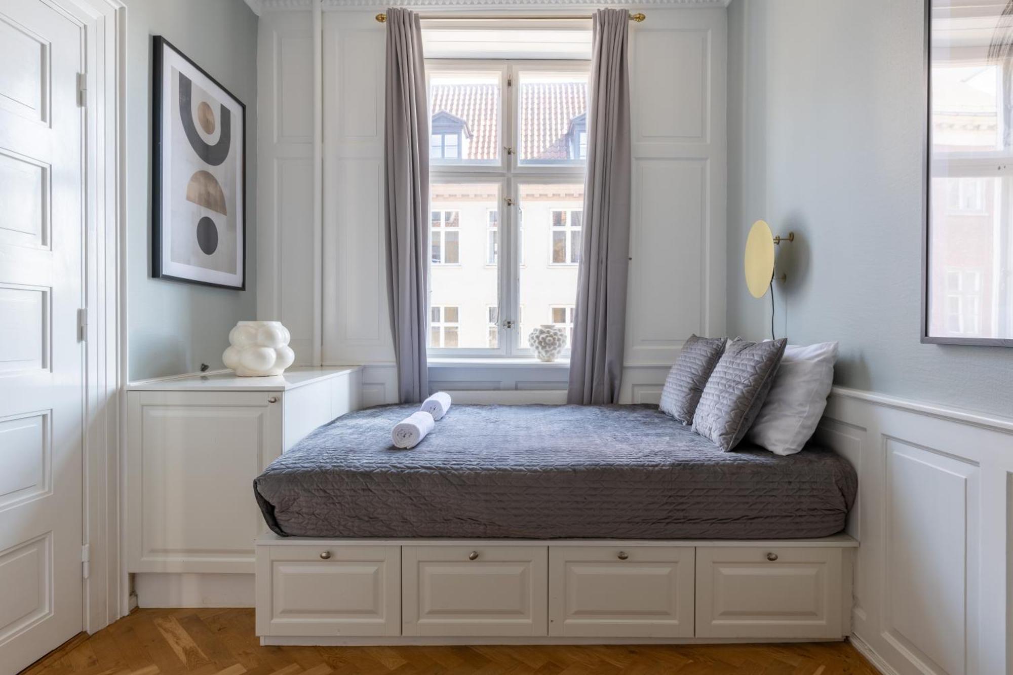 Apartment Large Flat With Canal View In Cph
