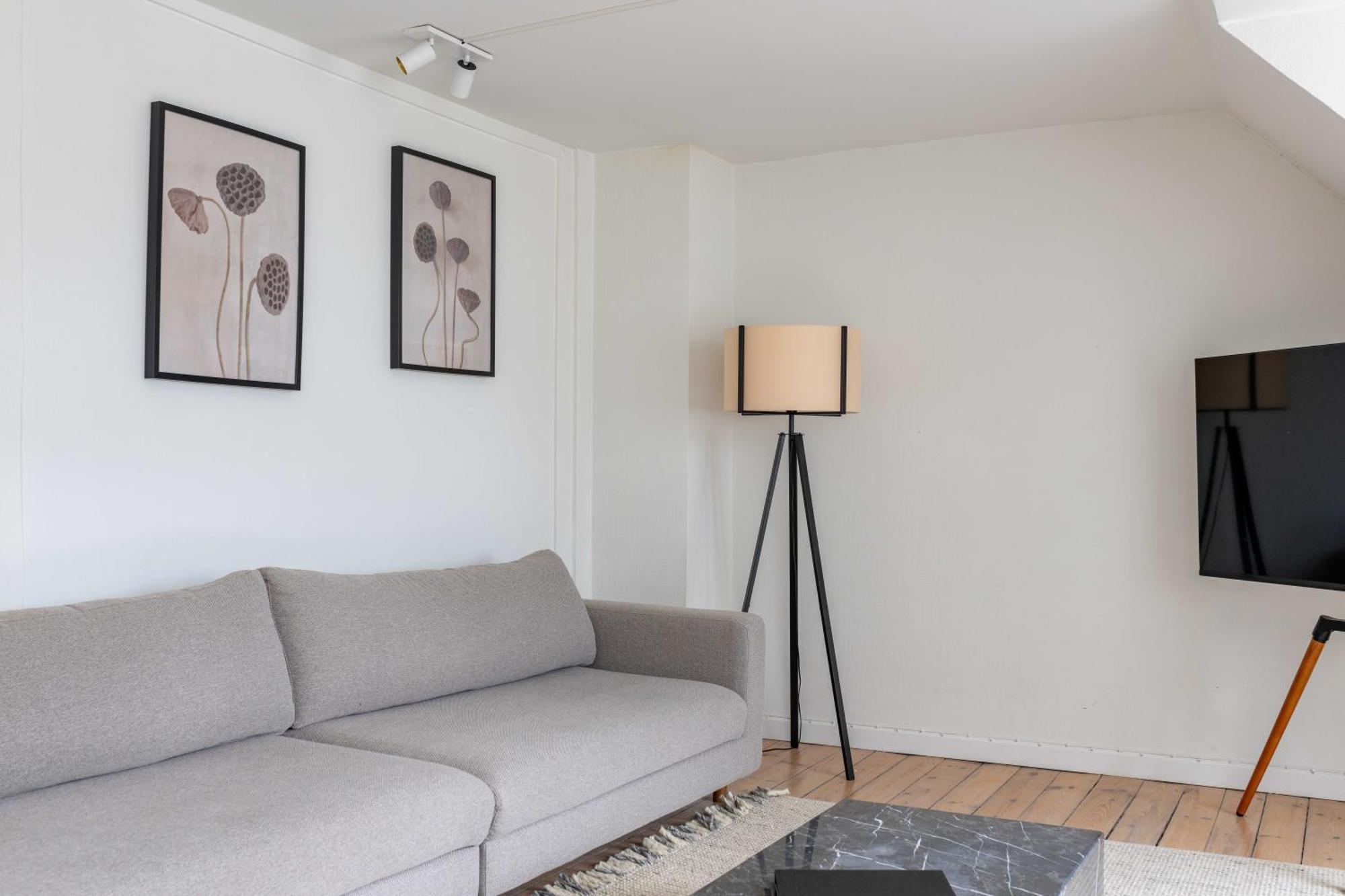 Cozy 2 Bedroom Flat In Peaceful Neighbourhood *