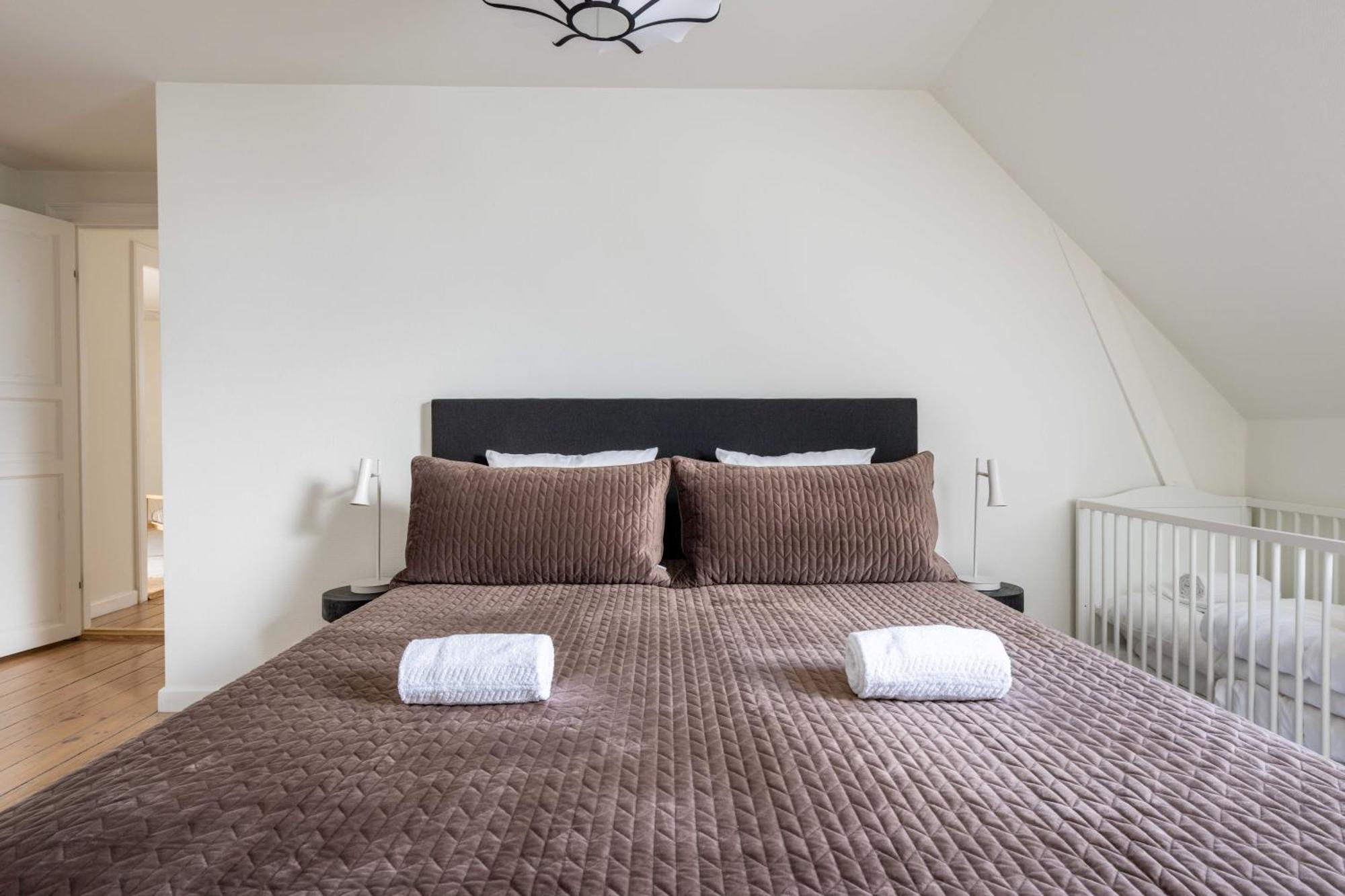 Cozy 2 Bedroom In Peaceful Neighbourhood *